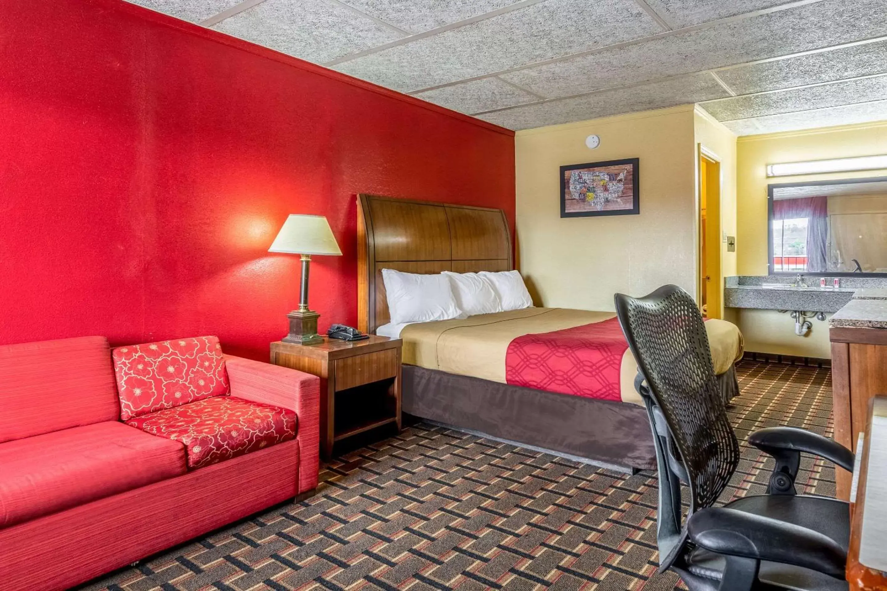 Photo of the whole room in Econo Lodge Charlotte Airport Area