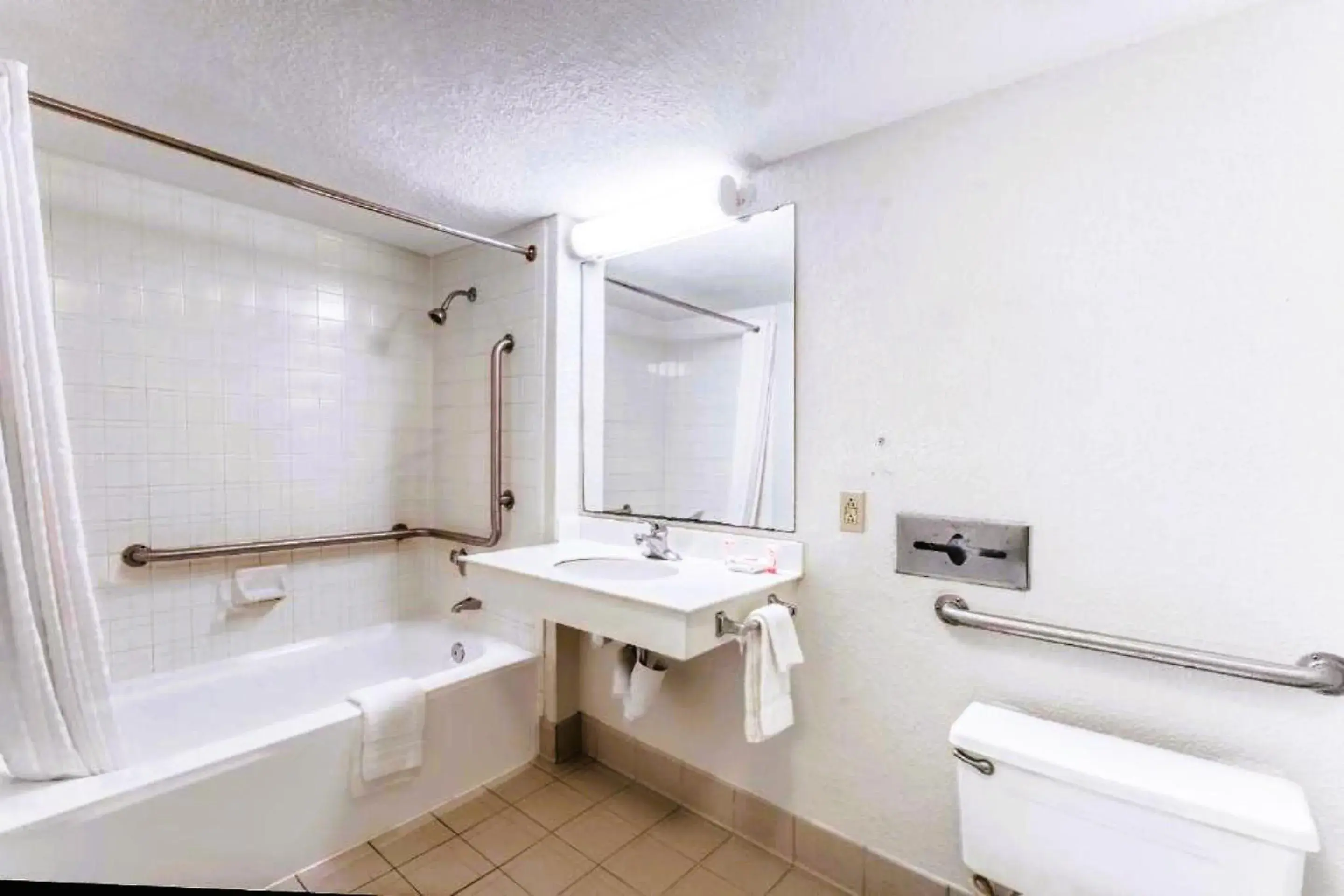 Bathroom in Quality Inn Nacogdoches Near University