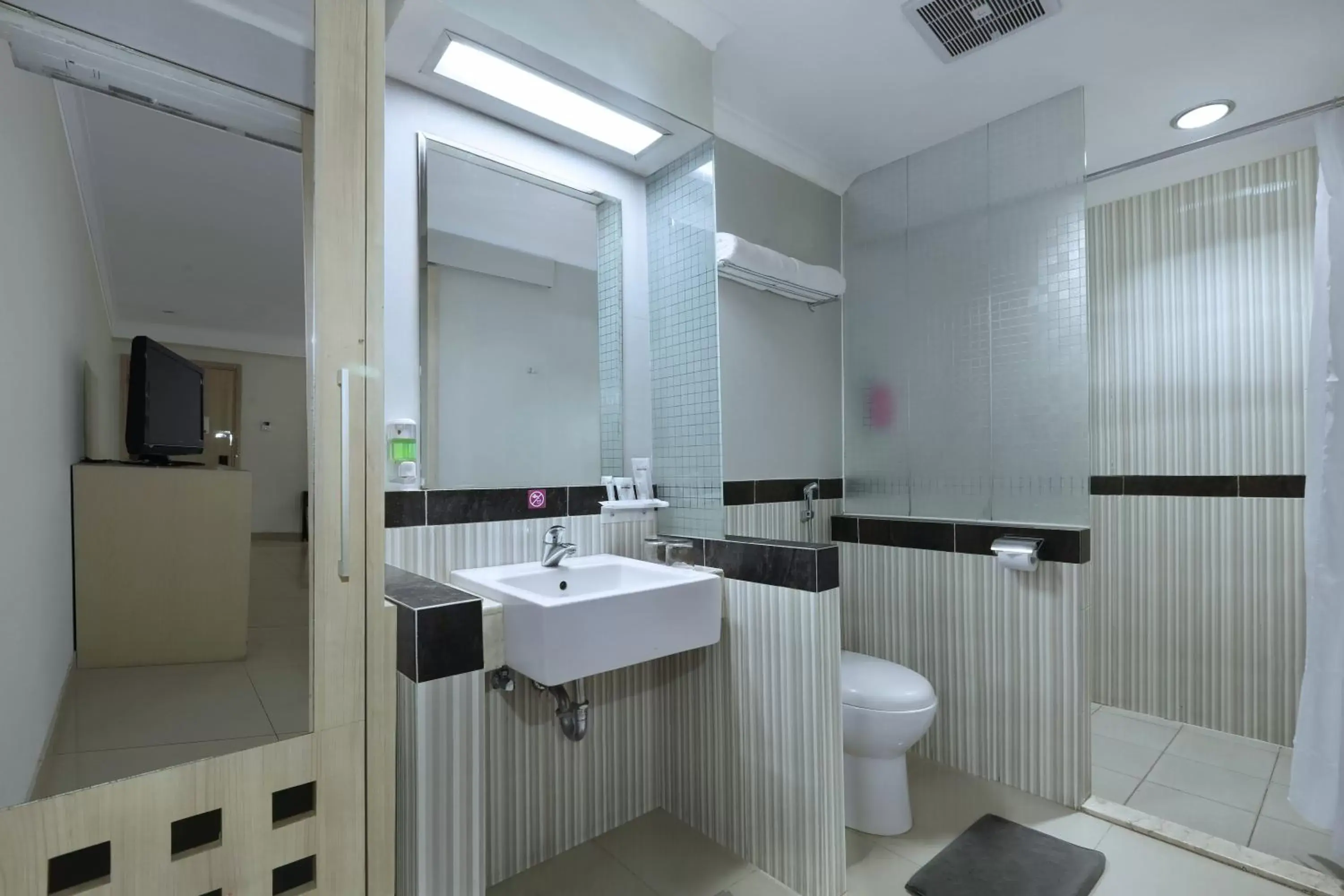 Bathroom in favehotel Premier Cihampelas