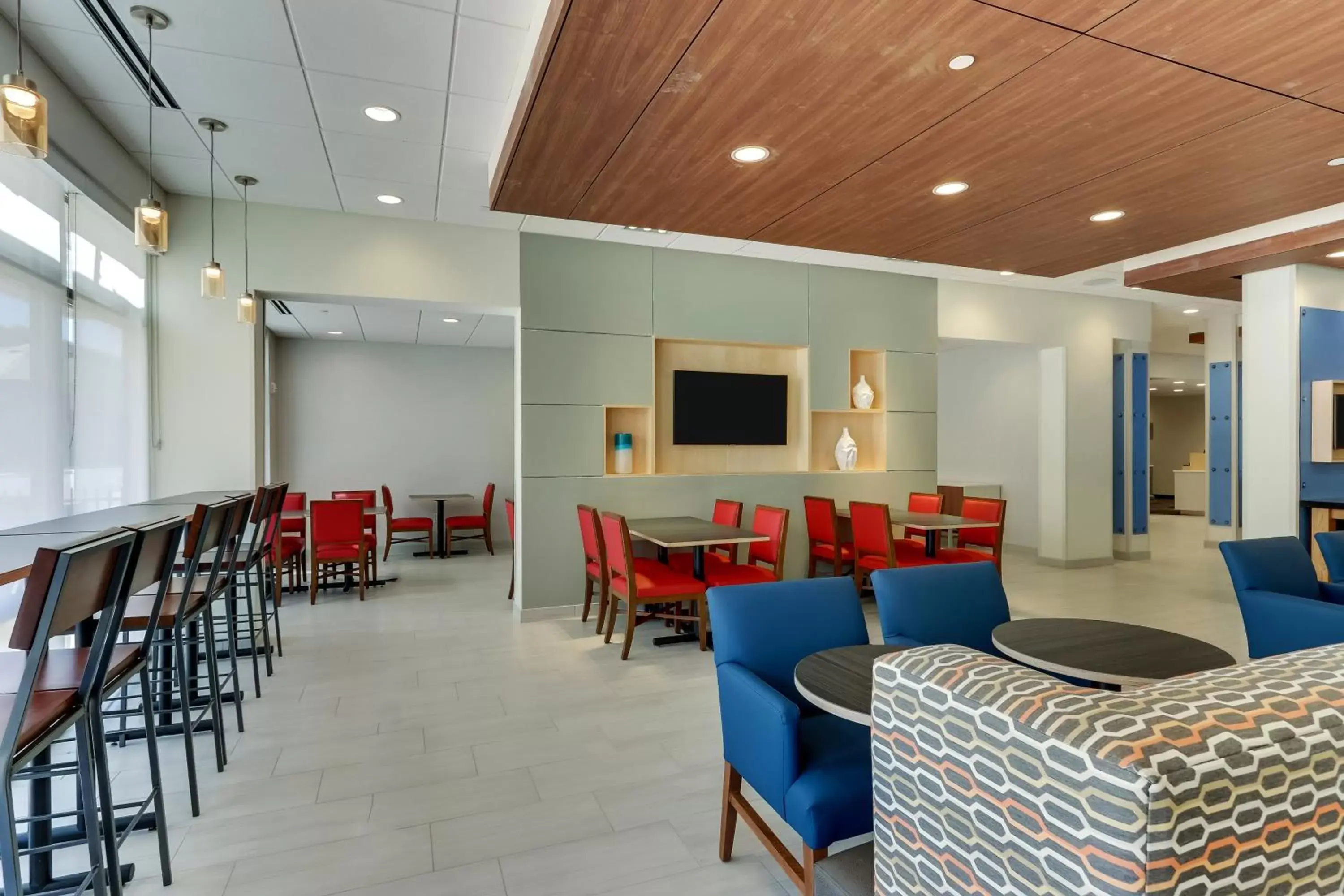 Lobby or reception, Lounge/Bar in Holiday Inn Express & Suites - Winston - Salem SW - Clemmons, an IHG Hotel