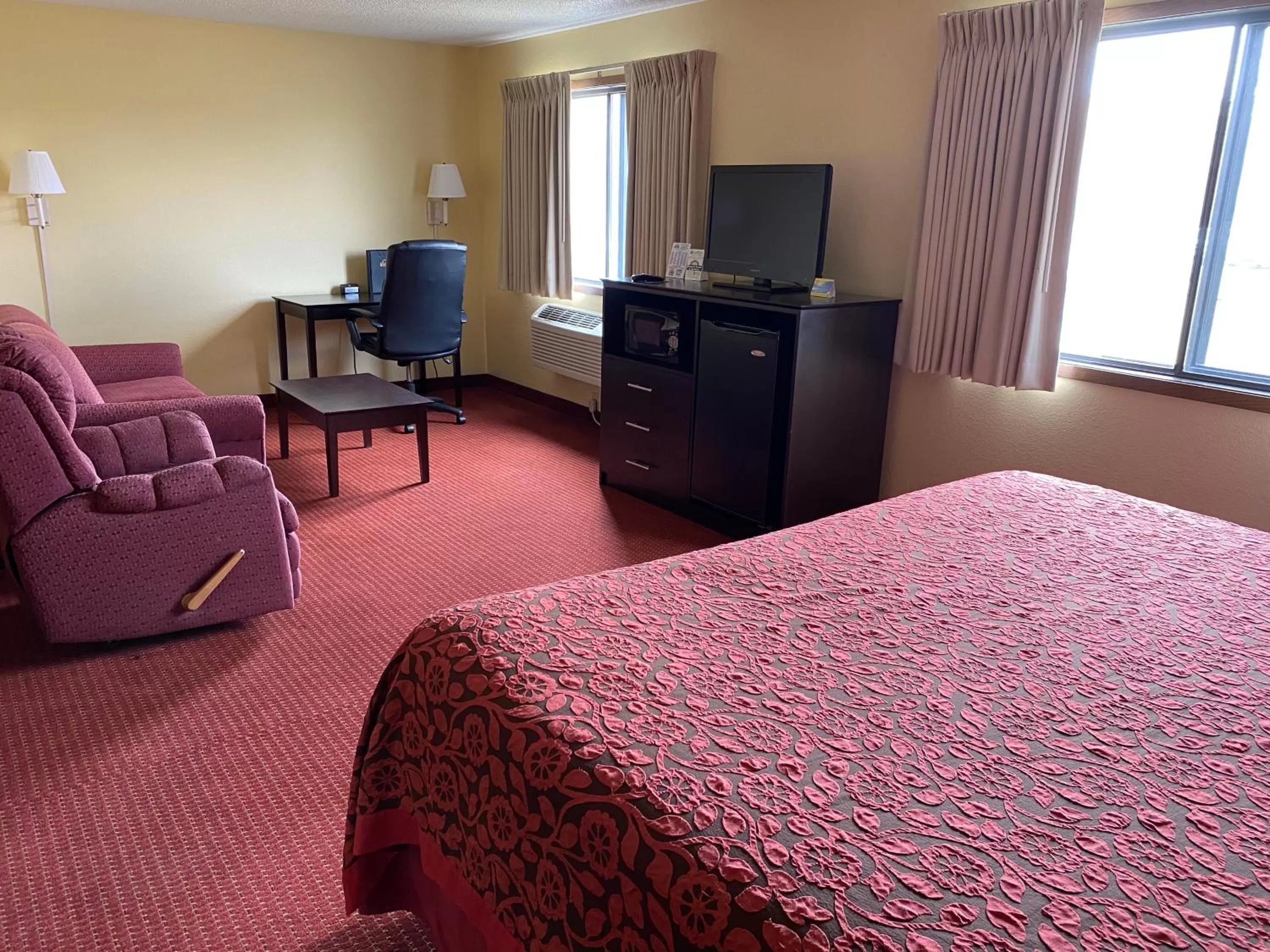 Bed in Days Inn & Suites by Wyndham Des Moines Airport