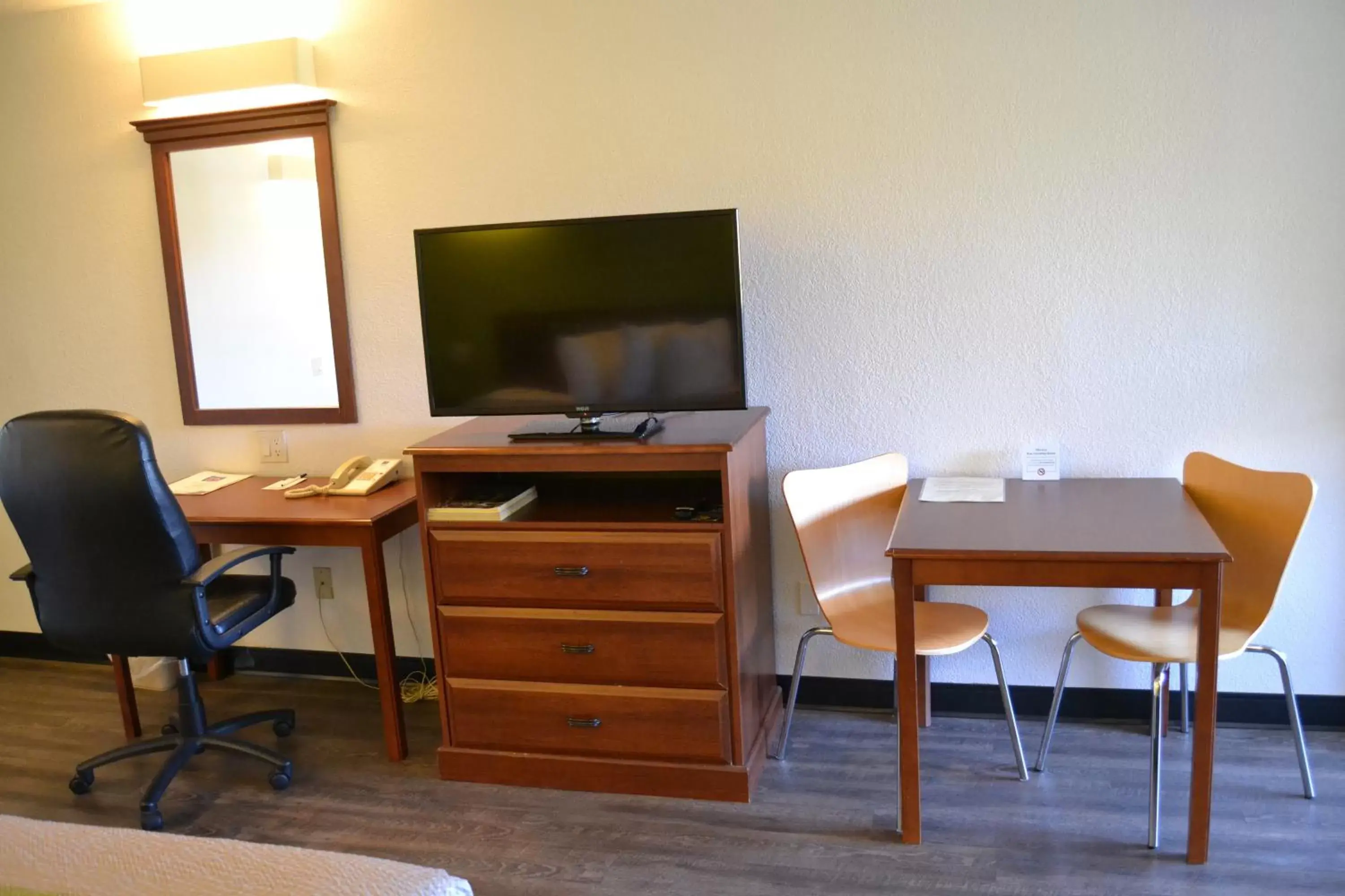 TV and multimedia, TV/Entertainment Center in Motel 6 Oakdale, Ca