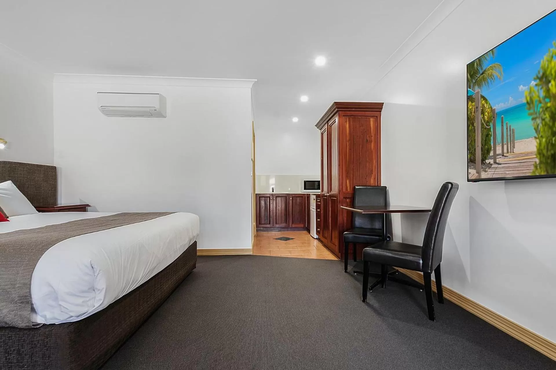 Photo of the whole room, Bed in Georgian Motor Lodge