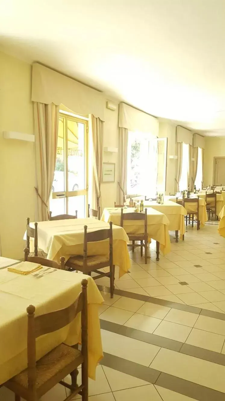 Restaurant/Places to Eat in Albergo Savoia