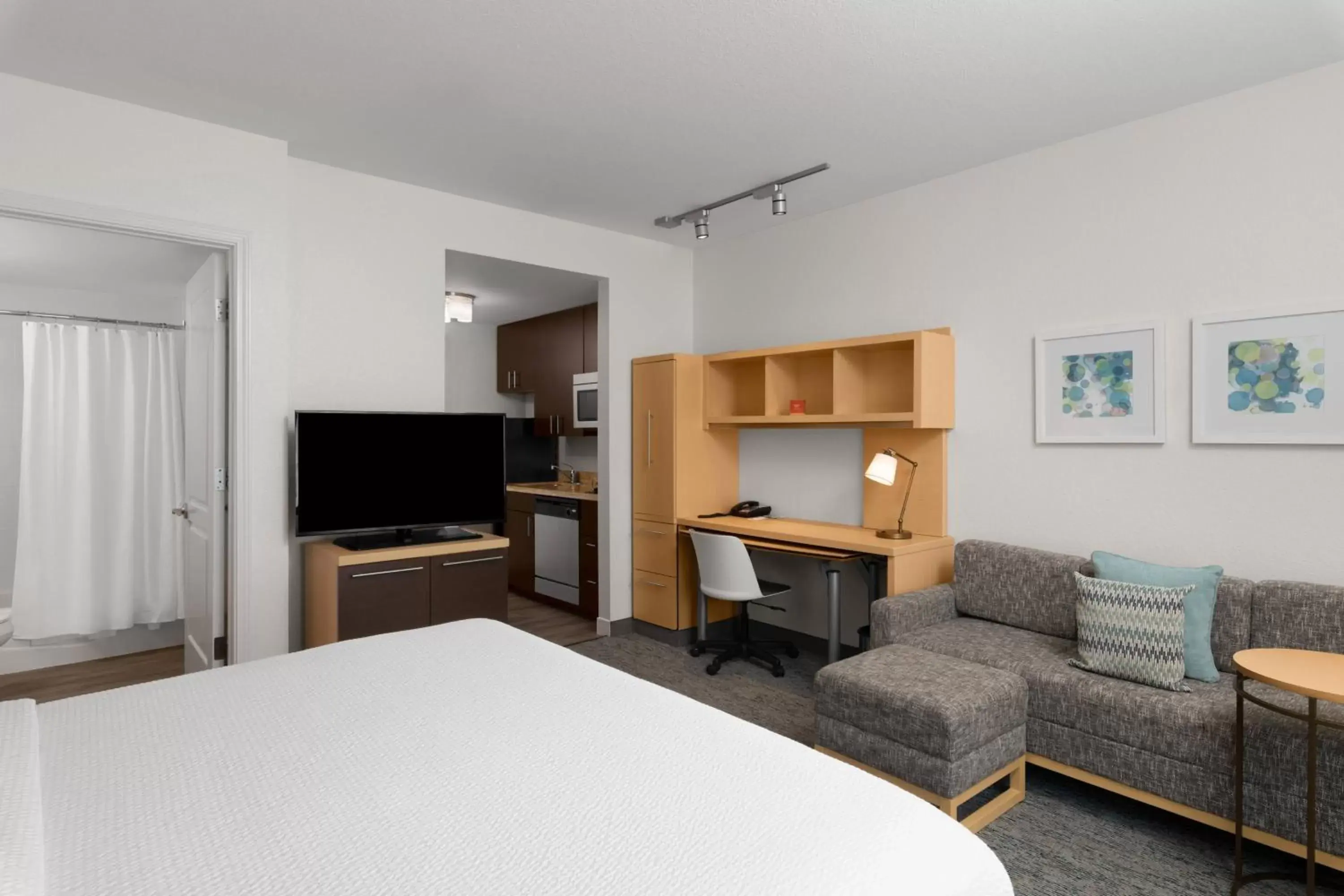 Bedroom, TV/Entertainment Center in TownPlaces Suite Denver Airport at Gateway Park
