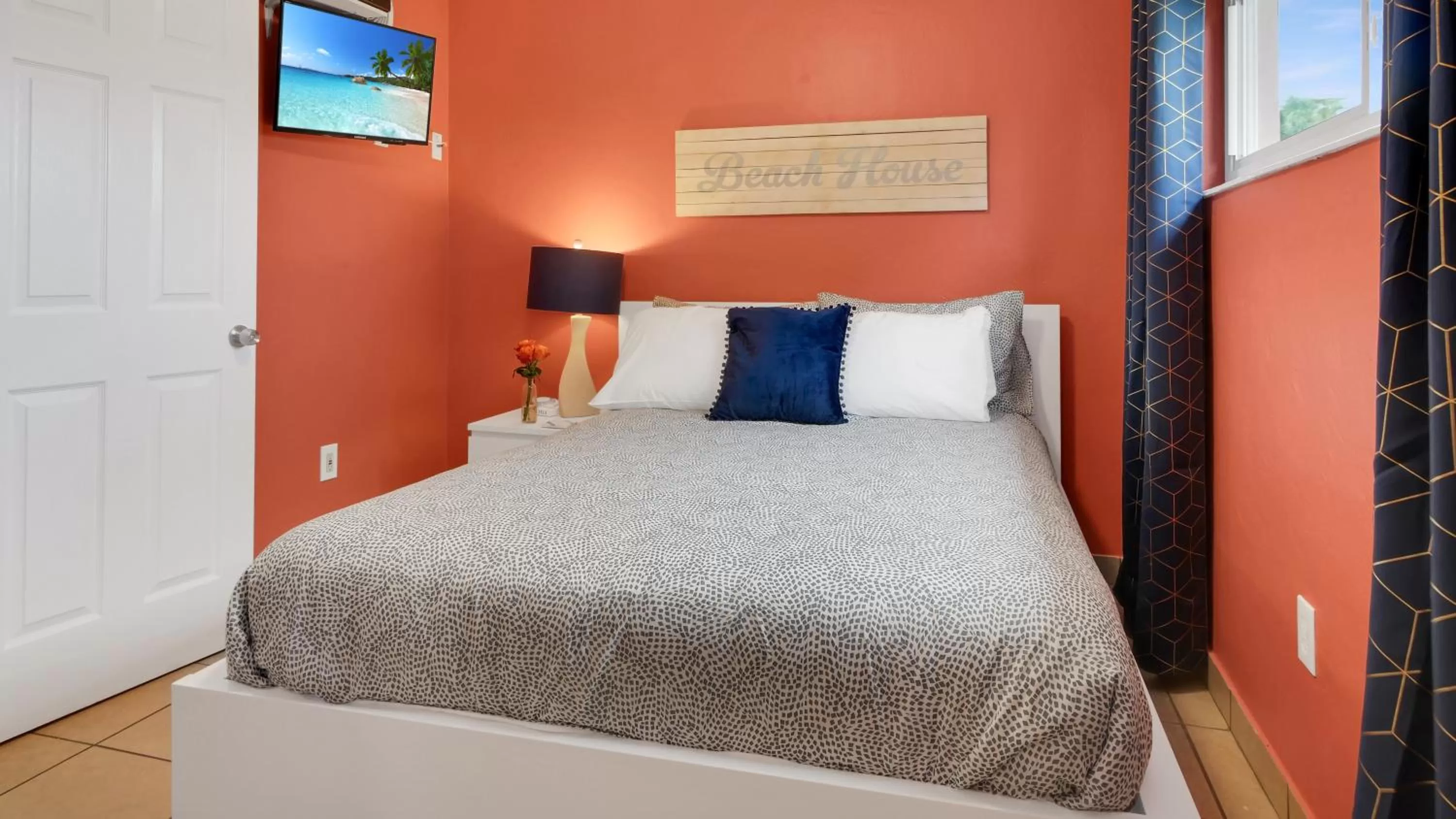 Bedroom, Bed in The Beach House - Treasure Island