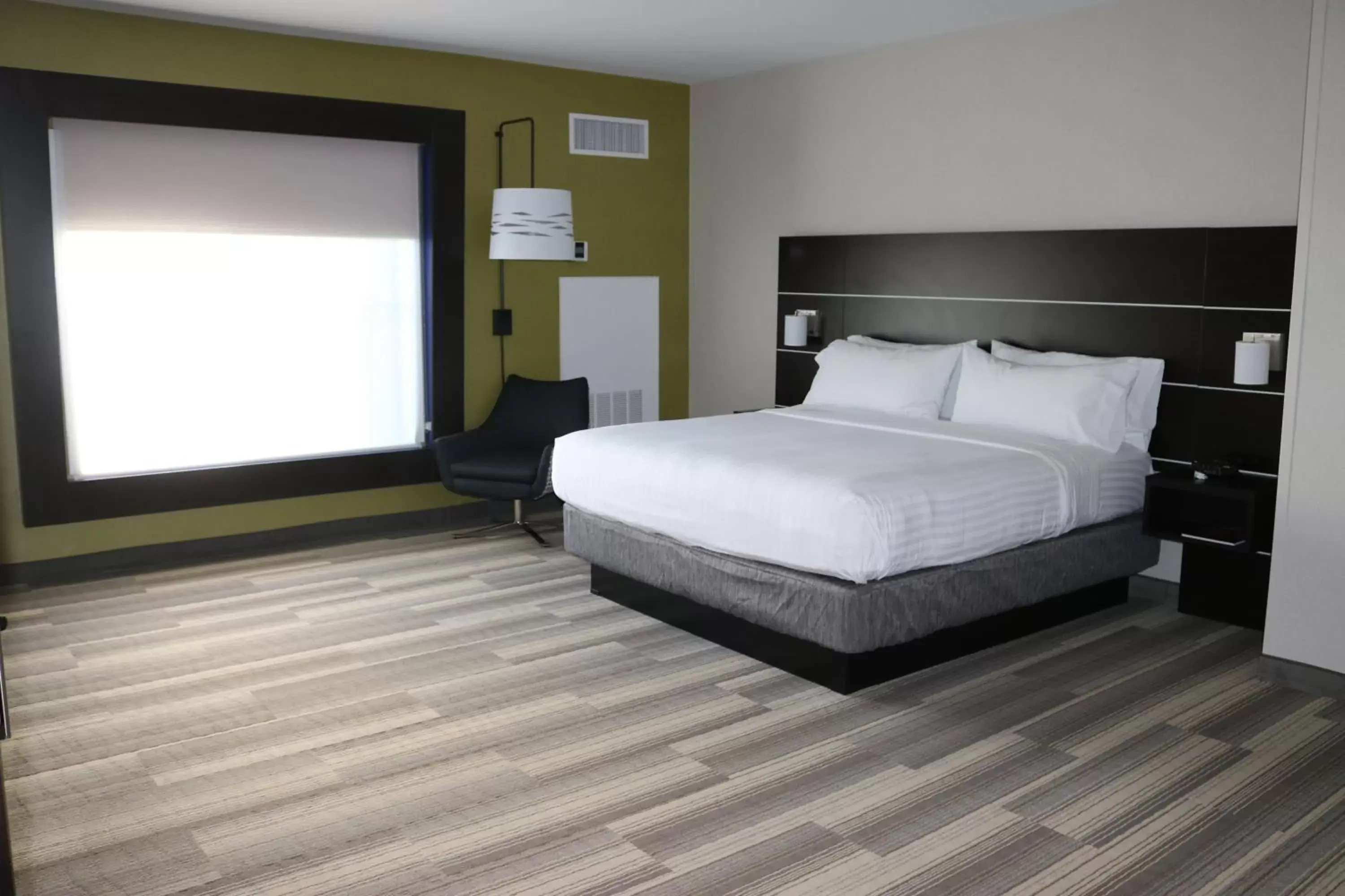 Bathroom, Bed in Holiday Inn Express Hotel & Suites El Dorado Hills, an IHG Hotel