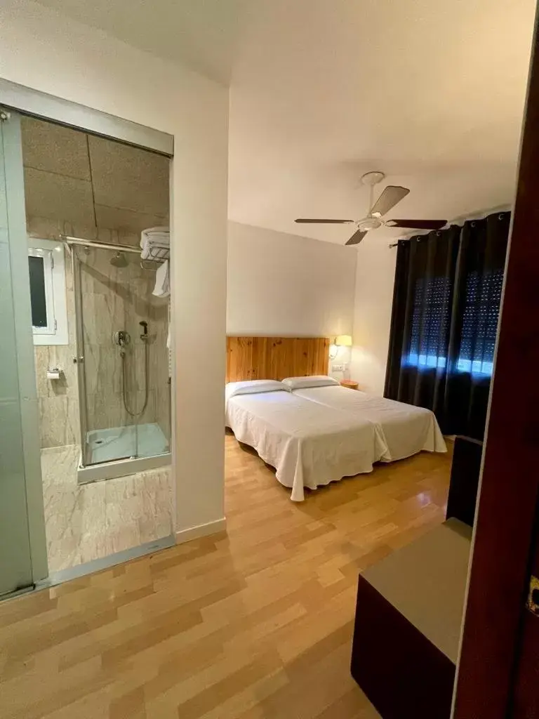 Family Room with free parking included in Hotel & Restaurant Figueres Parc Family Room with free parking included in Hotel & Restaurant Figueres Parc