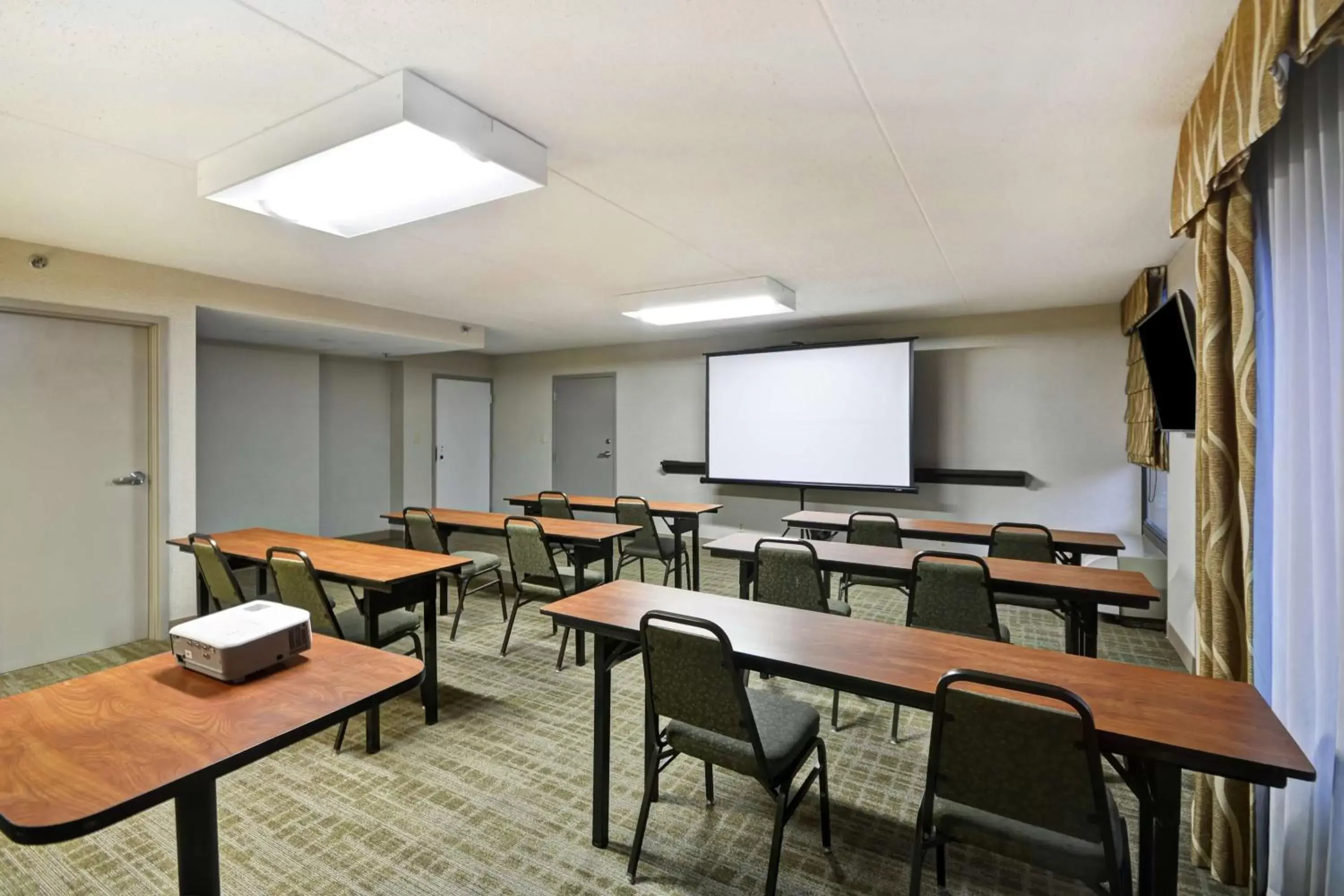 Meeting/conference room, Restaurant/Places to Eat in Hampton Inn Detroit Madison Heights South Troy