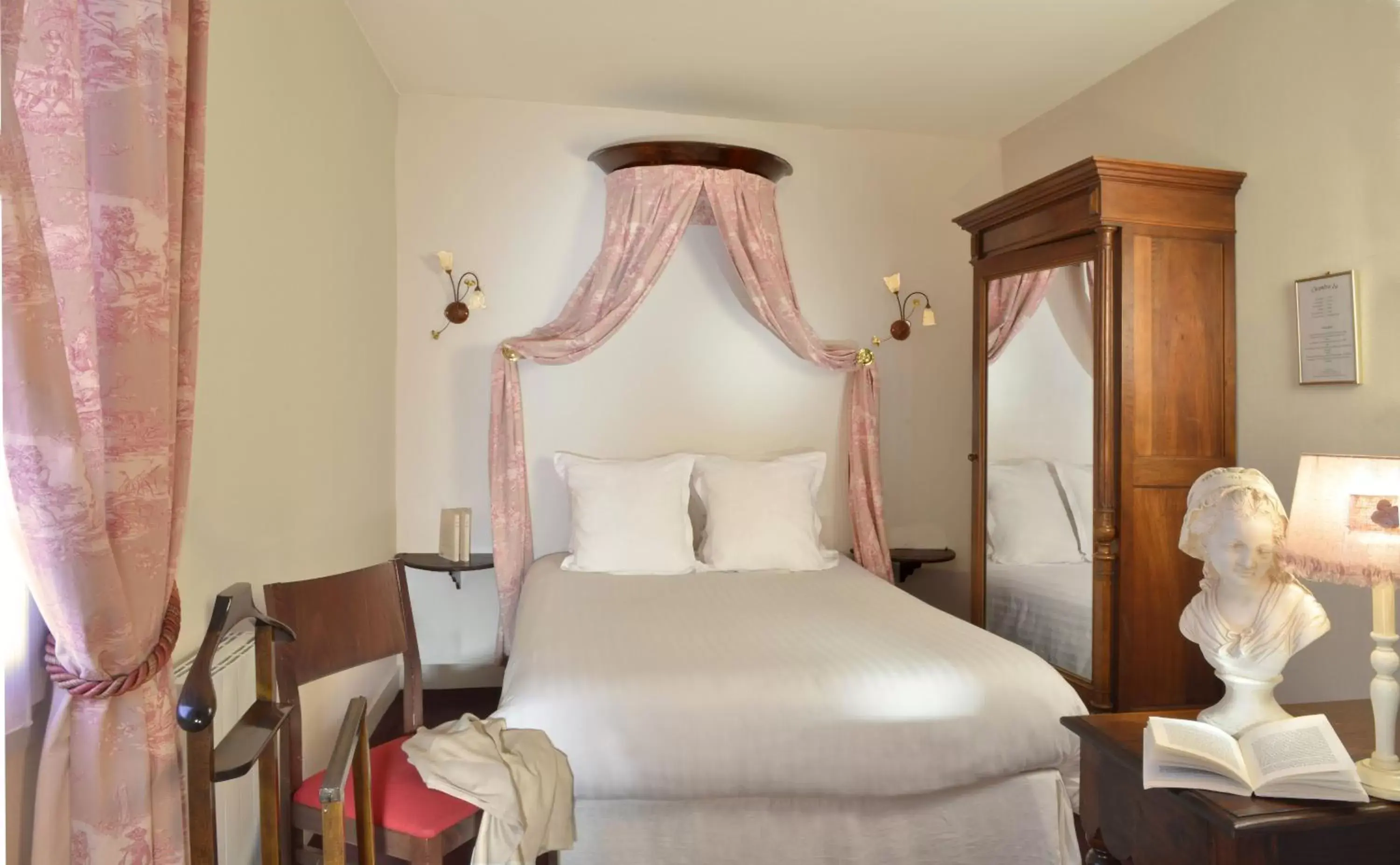 Bedroom, Bed in Hôtel Du Manoir