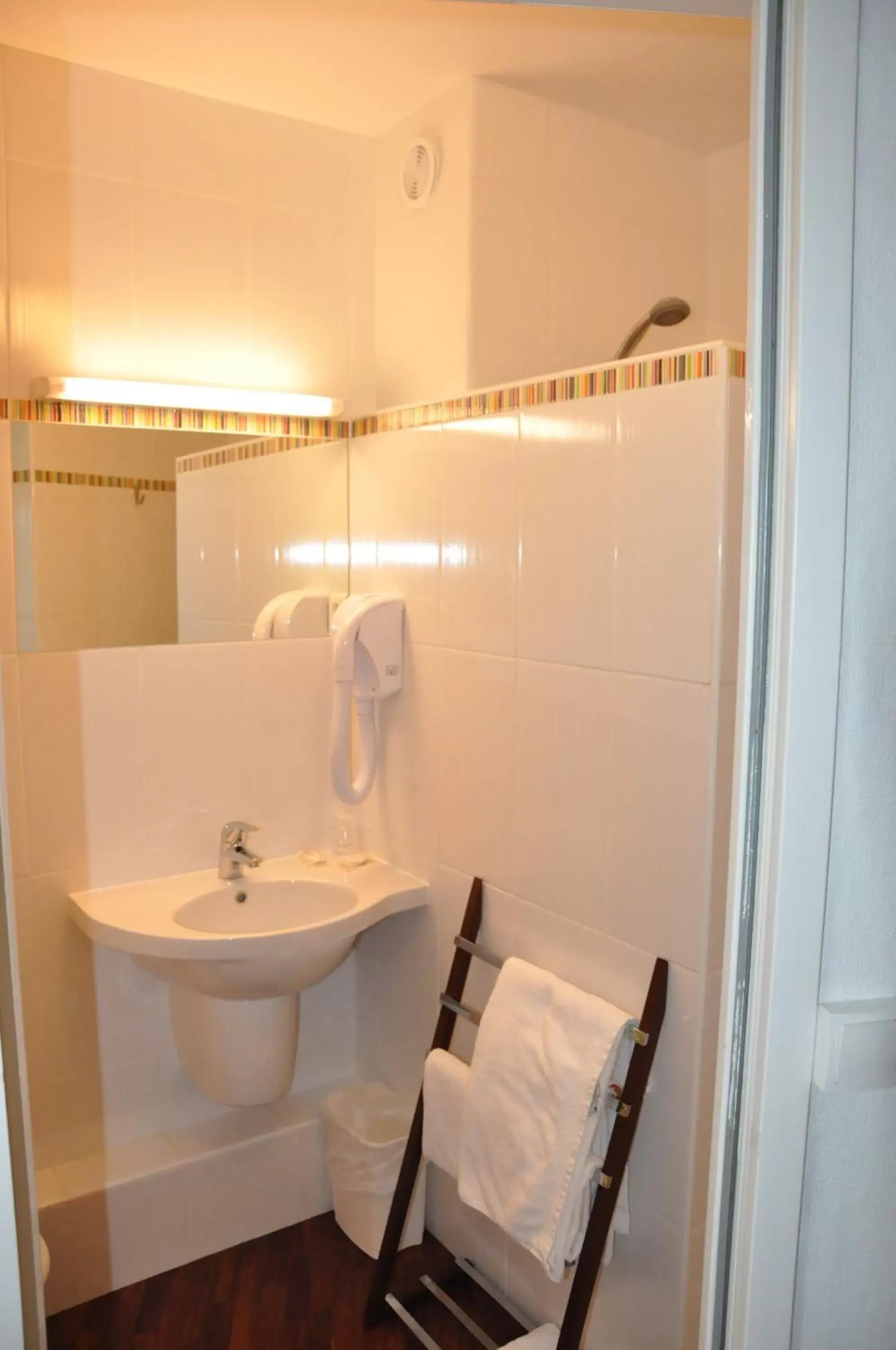 Bathroom in The Originals City, Hôtel du Château, Pontivy (Inter-Hotel)