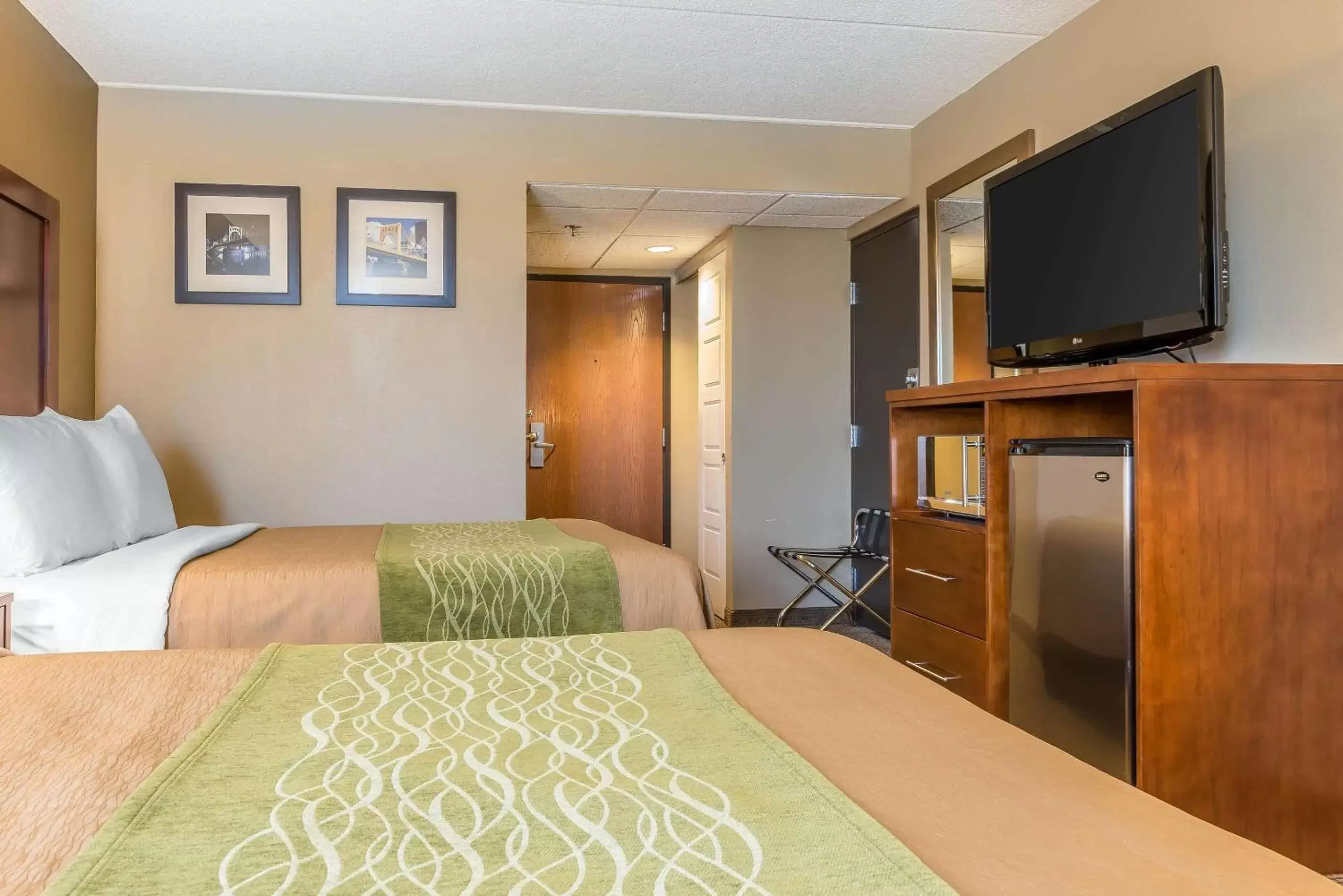 Photo of the whole room, Bed in Comfort Inn Cranberry Township