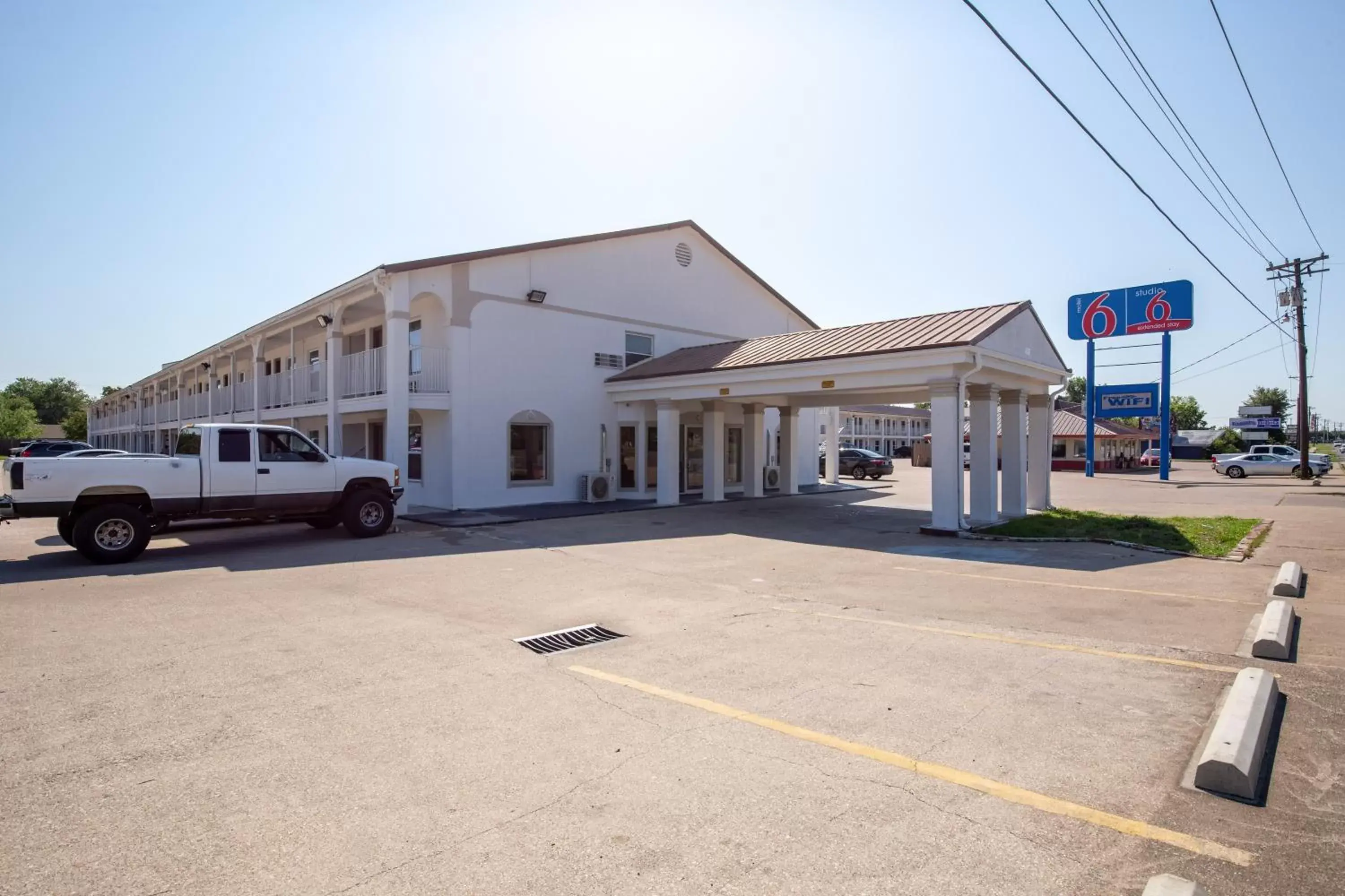 Facade/entrance, Property Building in Studio 6-Bryan, TX - University Area