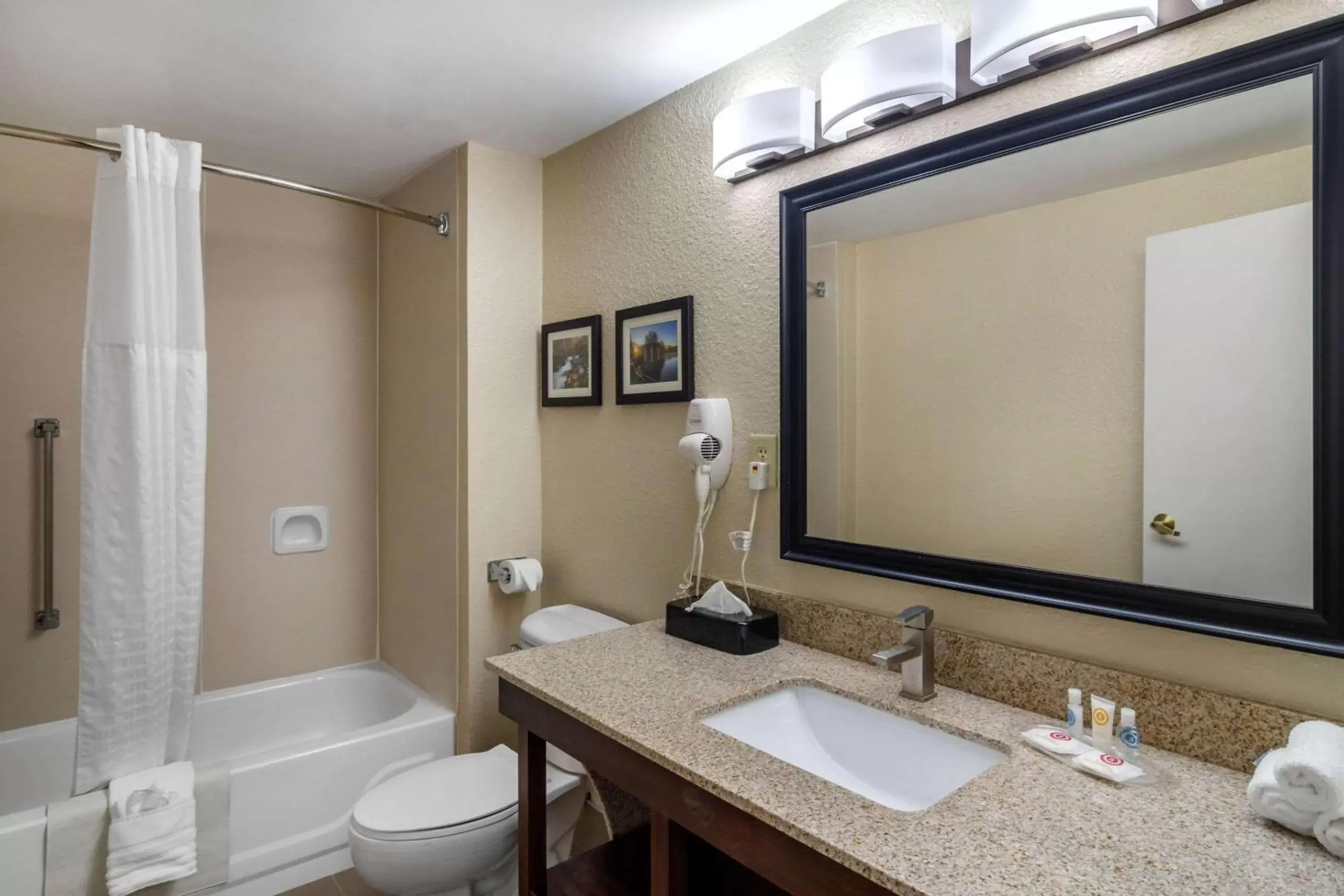 Photo of the whole room, Bathroom in Comfort Suites Woodstock