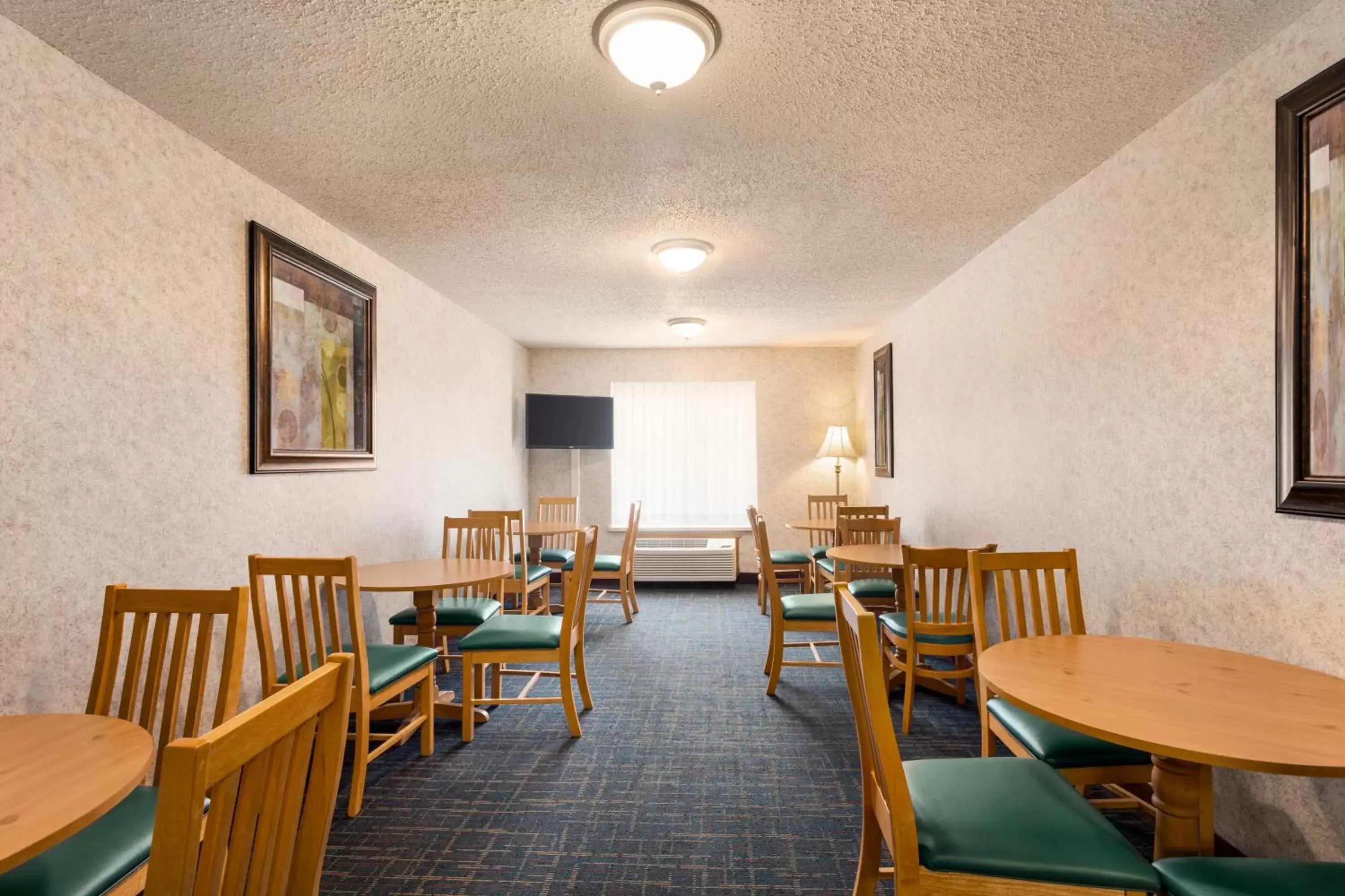 Meeting/conference room, Restaurant/Places to Eat in Days Inn by Wyndham Hurley