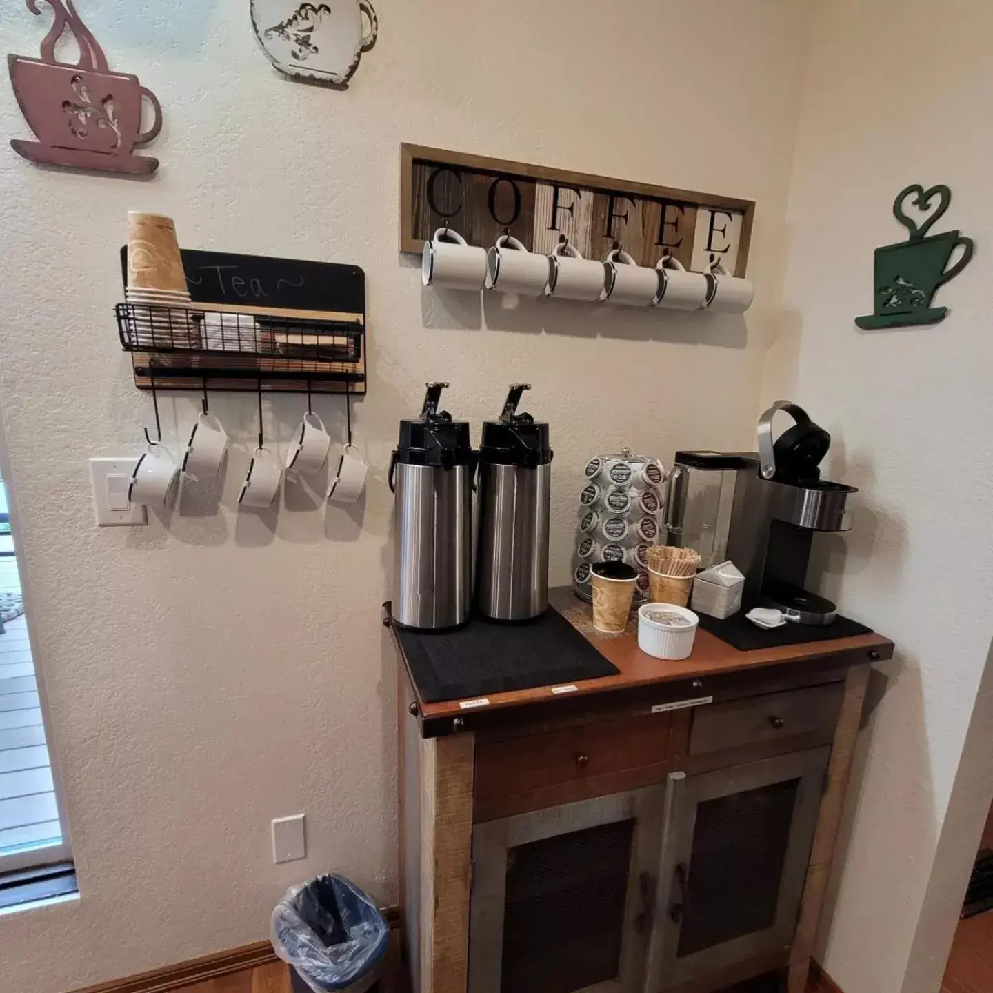 Coffee/tea facilities in Misty Valley Inn