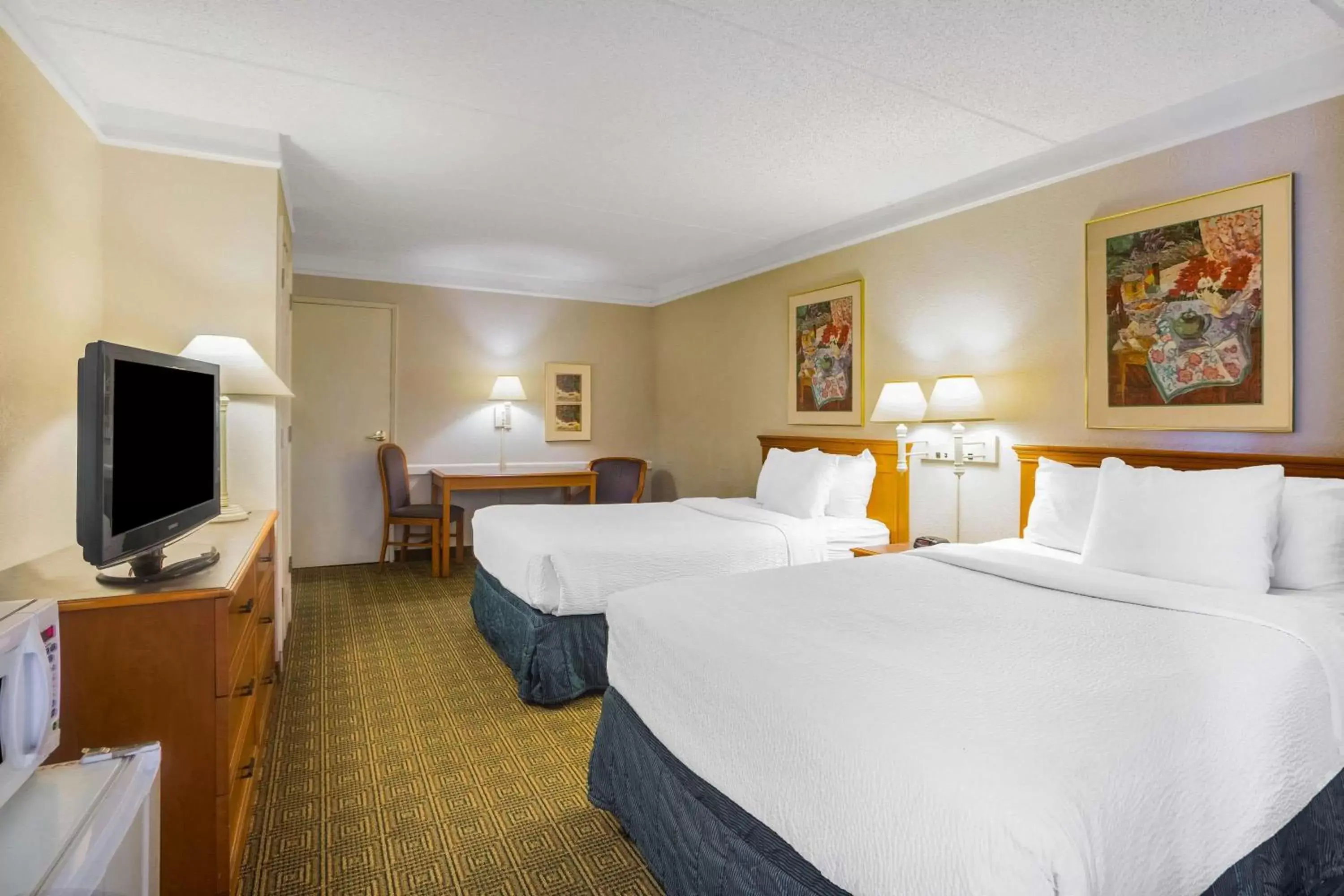 Photo of the whole room, Bed in La Quinta Inn by Wyndham Eagle Pass