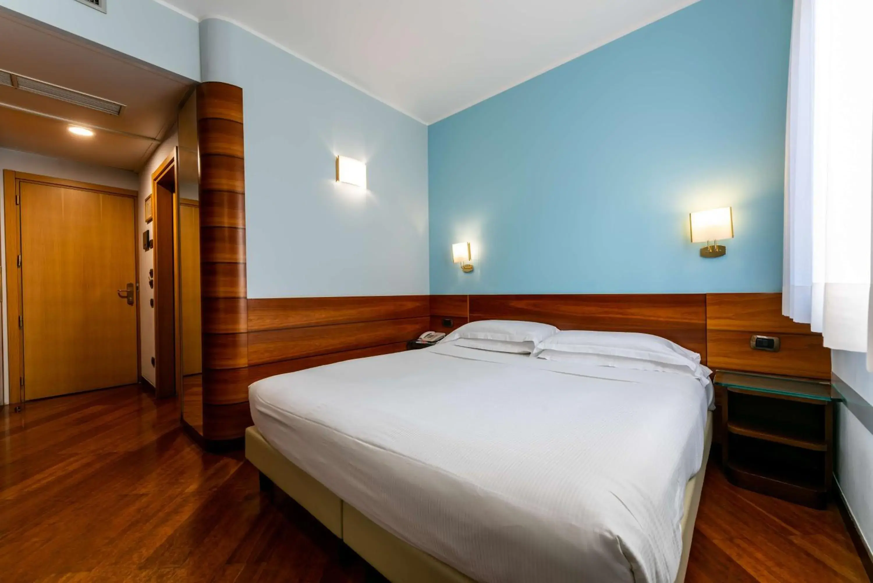 Photo of the whole room, Bed in Hotel Mirage Sure Hotel Collection by Best Western Photo of the whole room, Bed in Hotel Mirage Sure Hotel Collection by Best Western