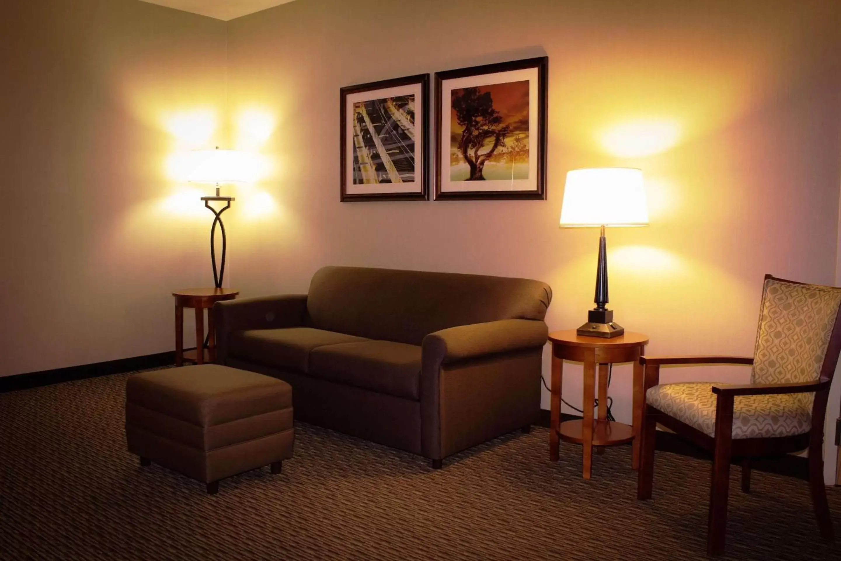 Living room, Seating Area in Best Western Plus Arrowhead Hotel