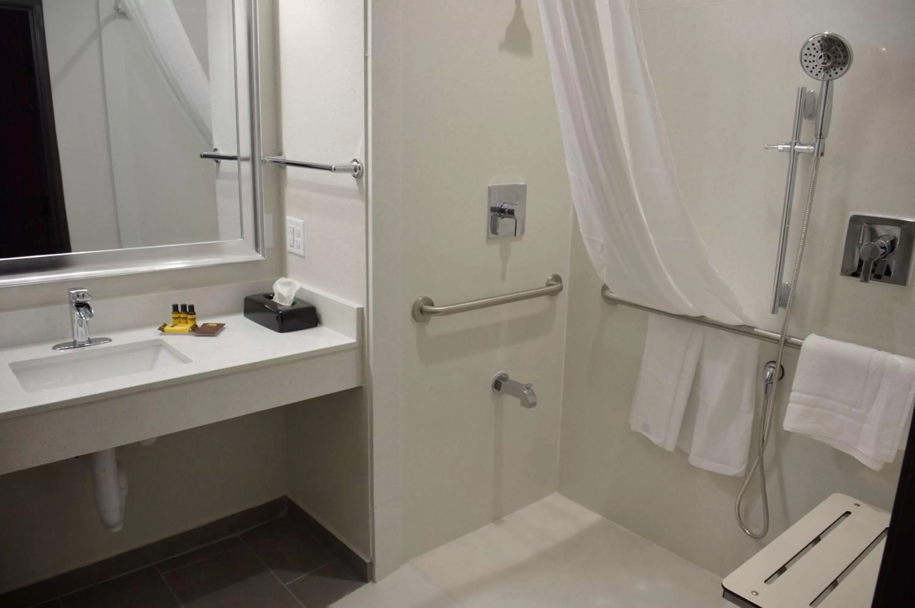Queen Room with Two Queen Beds and Roll-In Shower - Disability Access in Best Western Plus Waller Hotel
