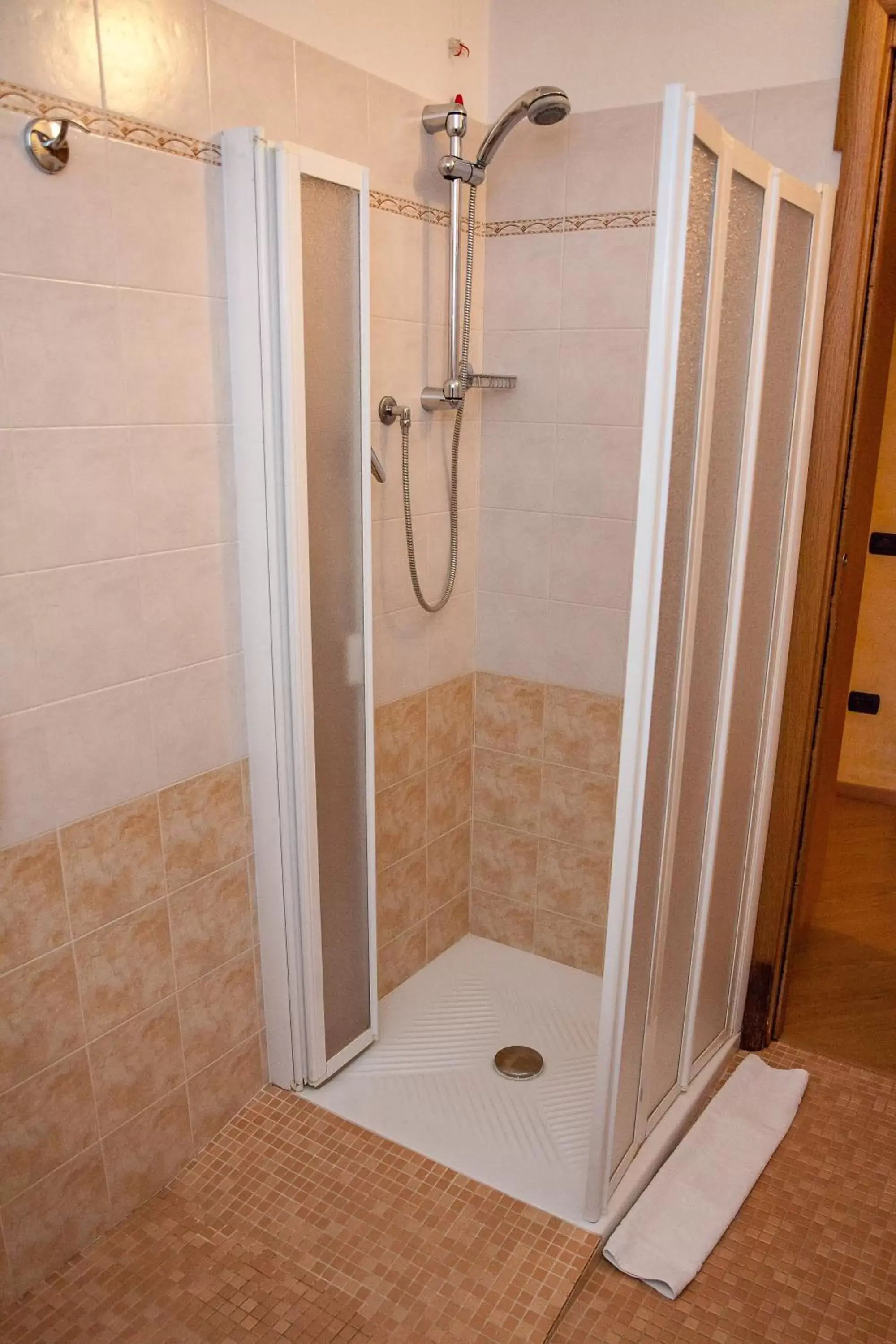 Shower, Bathroom in Hotel Garni Le Corti