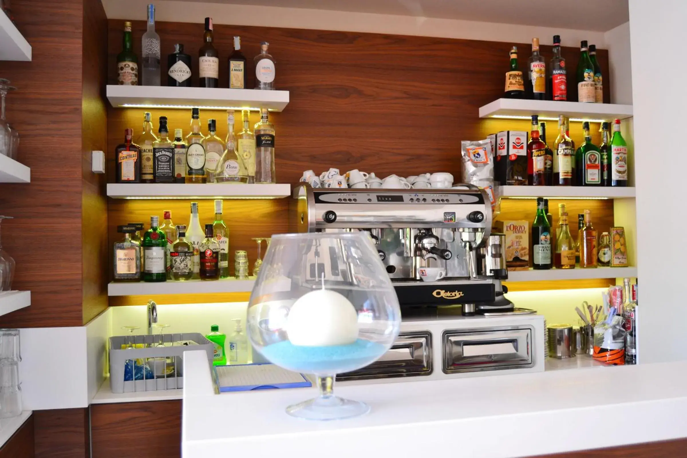 Lounge or bar, Drinks in Hotel Midi