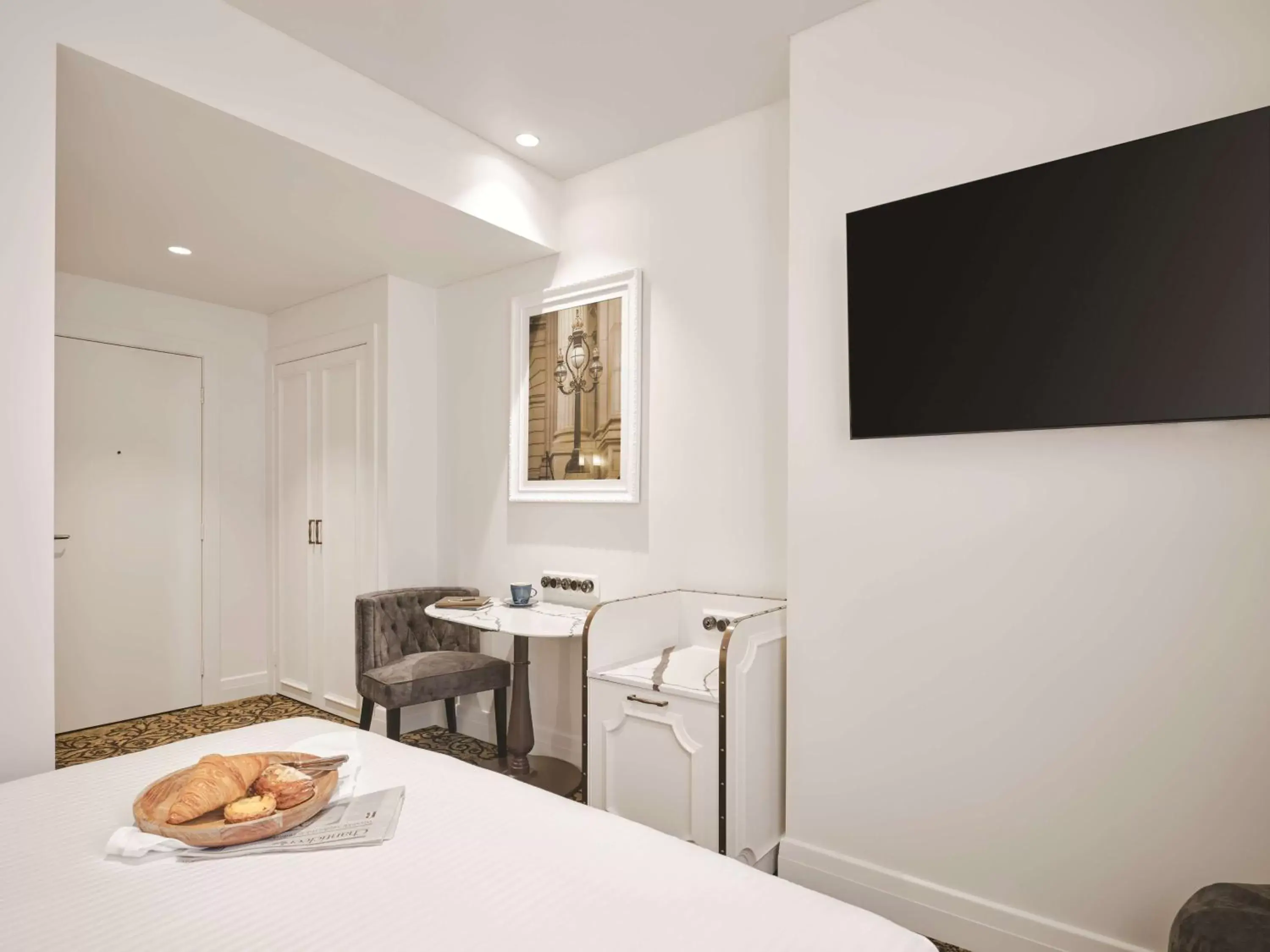 Bathroom, TV/Entertainment Center in Rendezvous Hotel Melbourne