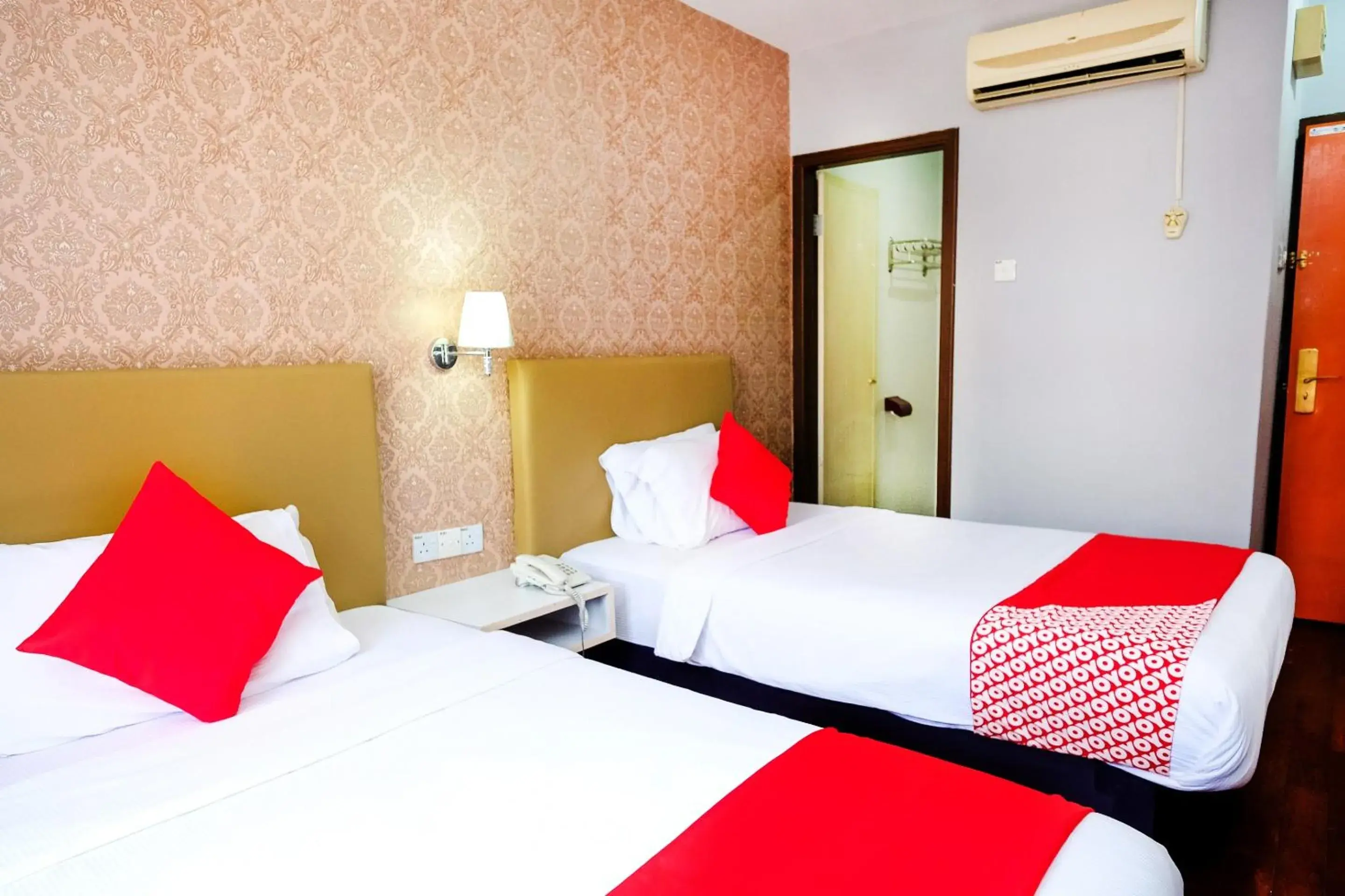 Bedroom, Bed in Super OYO 546 Grand City Hotel