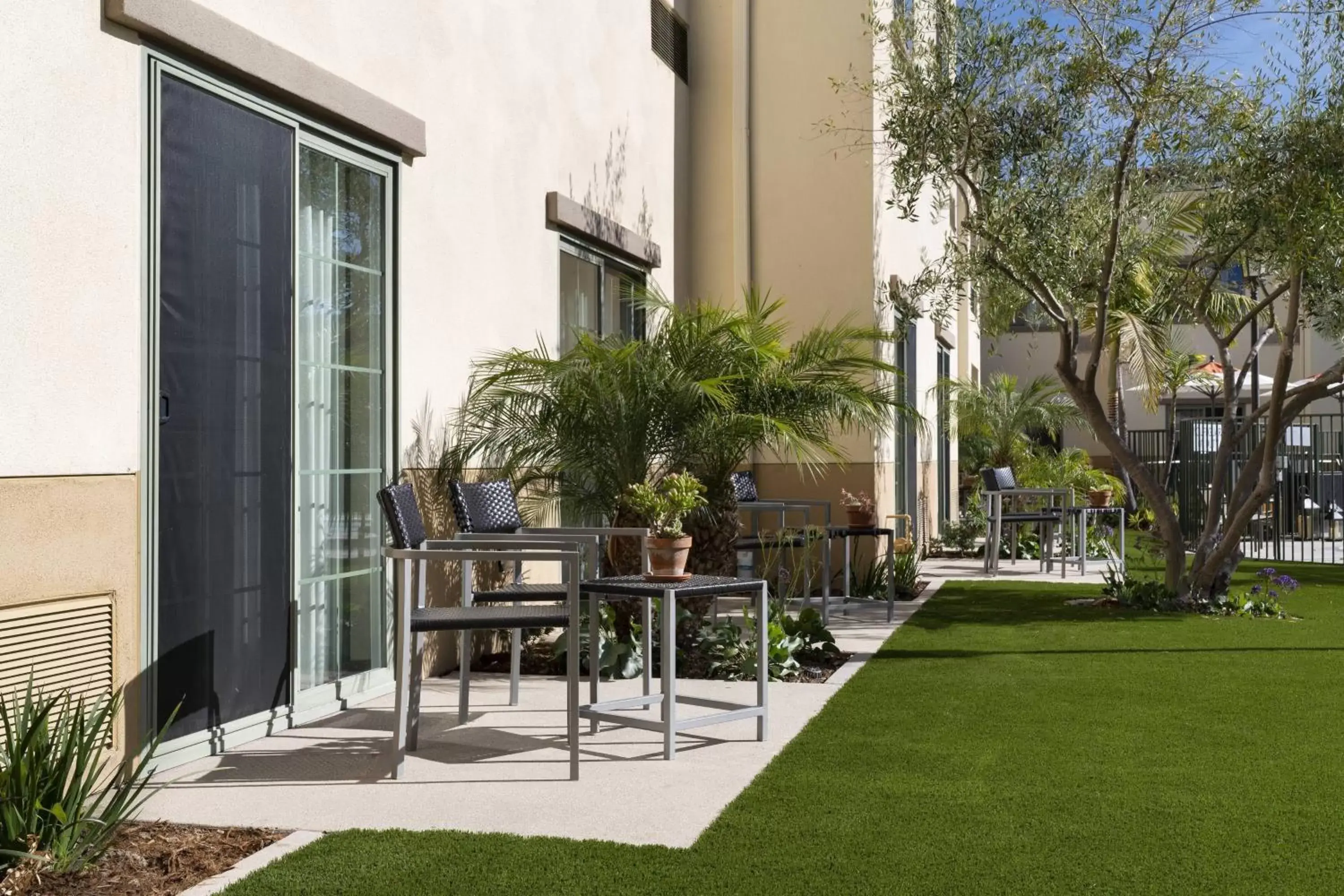 Photo of the whole room in Courtyard by Marriott Santa Barbara Goleta