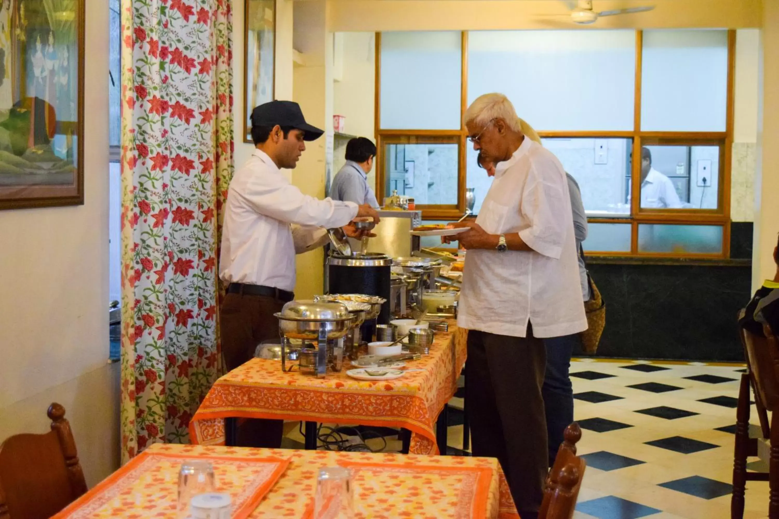 Food and drinks in Hotel Arya Niwas