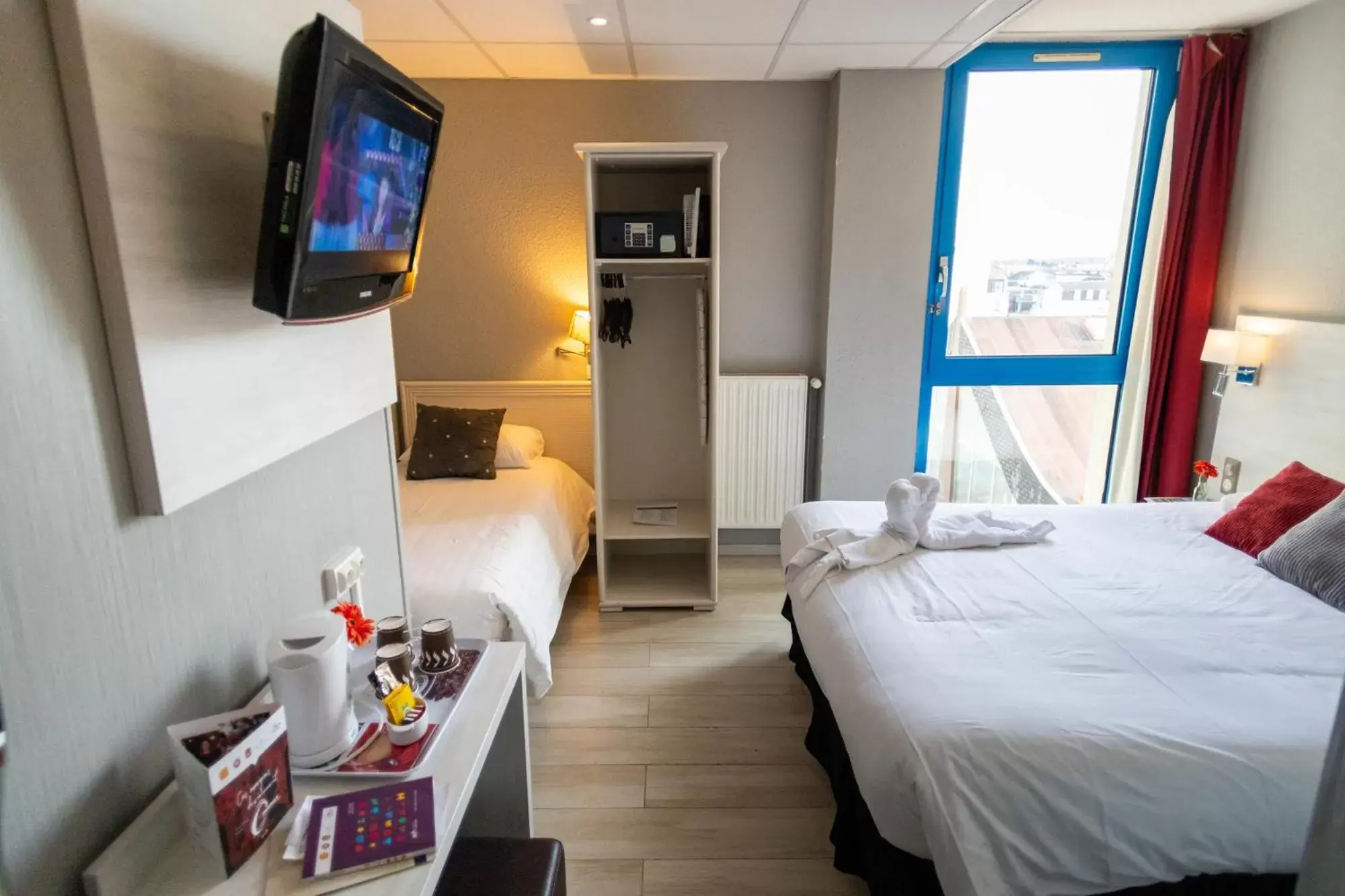 Photo of the whole room, TV/Entertainment Center in The Originals Boutique, Hôtel Neptune, Berck-sur-Mer (Inter-Hotel)