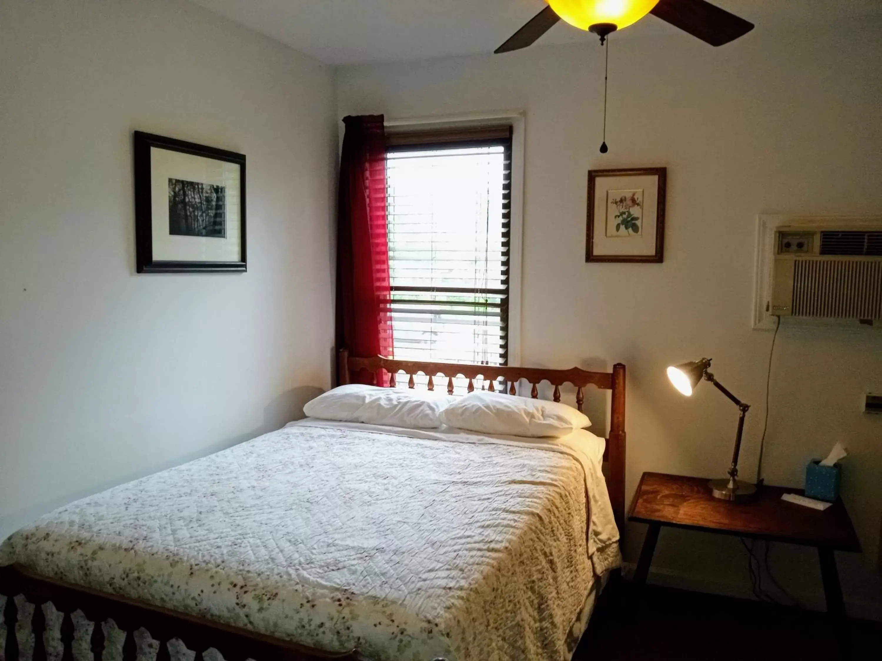 Double Room with Shared Bathroom in Laughing Heart Lodge Double Room with Shared Bathroom in Laughing Heart Lodge