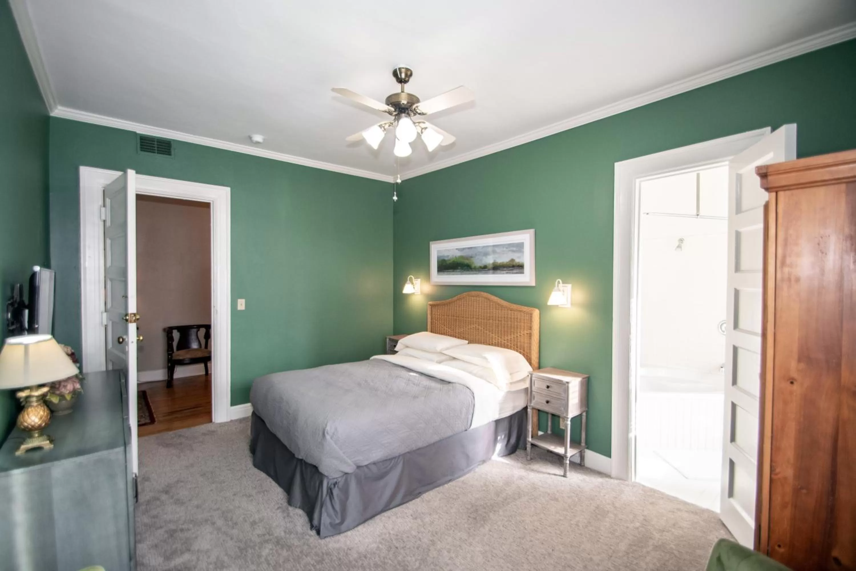 Bed in Looking Glass Inn