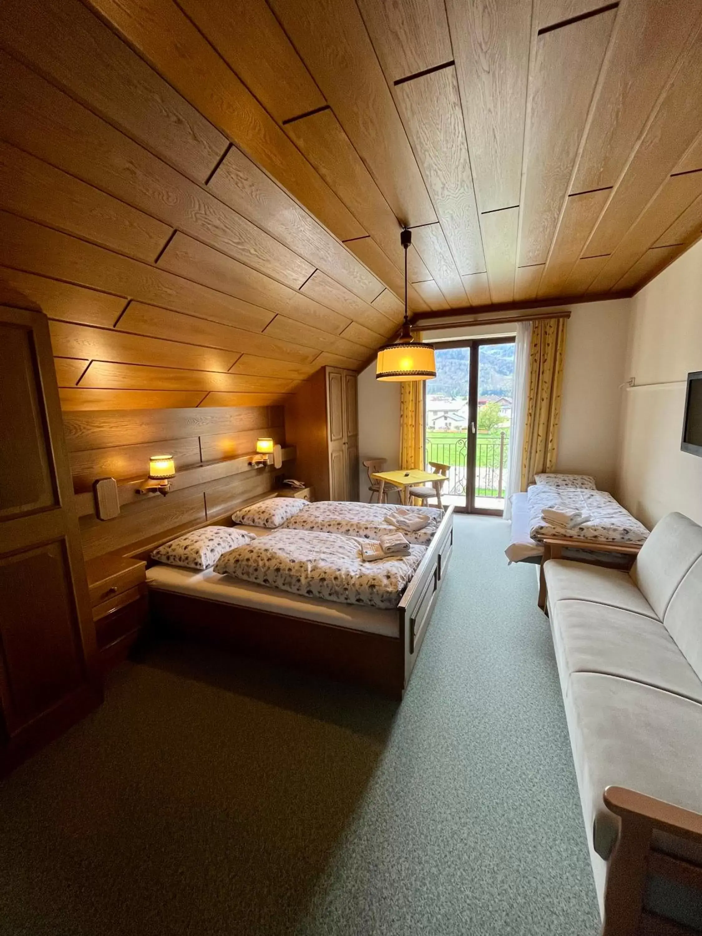 Classic Triple Room in Pension Sommerauer Classic Triple Room in Pension Sommerauer