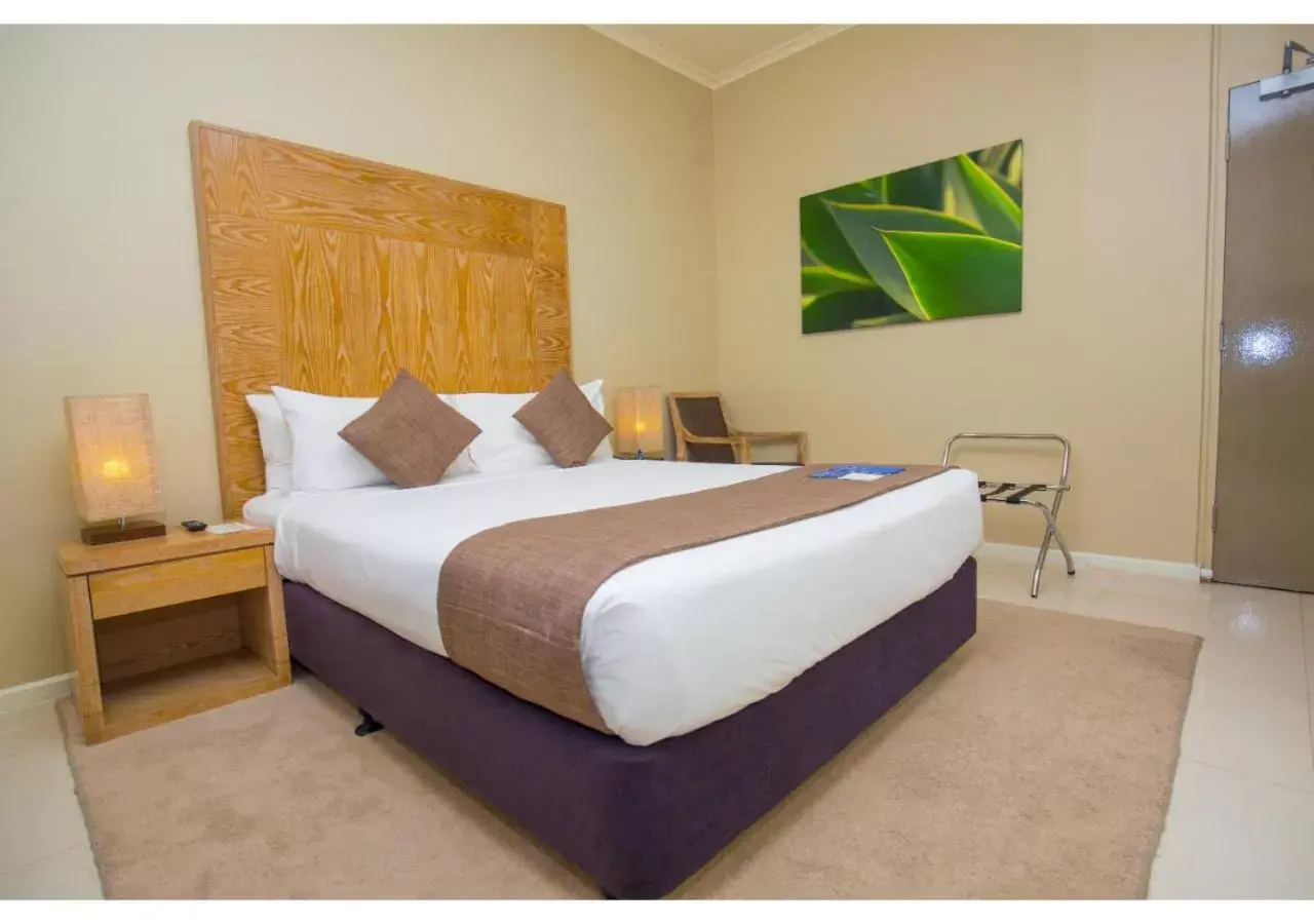 Deluxe Queen Room - single occupancy in Gateway Hotel