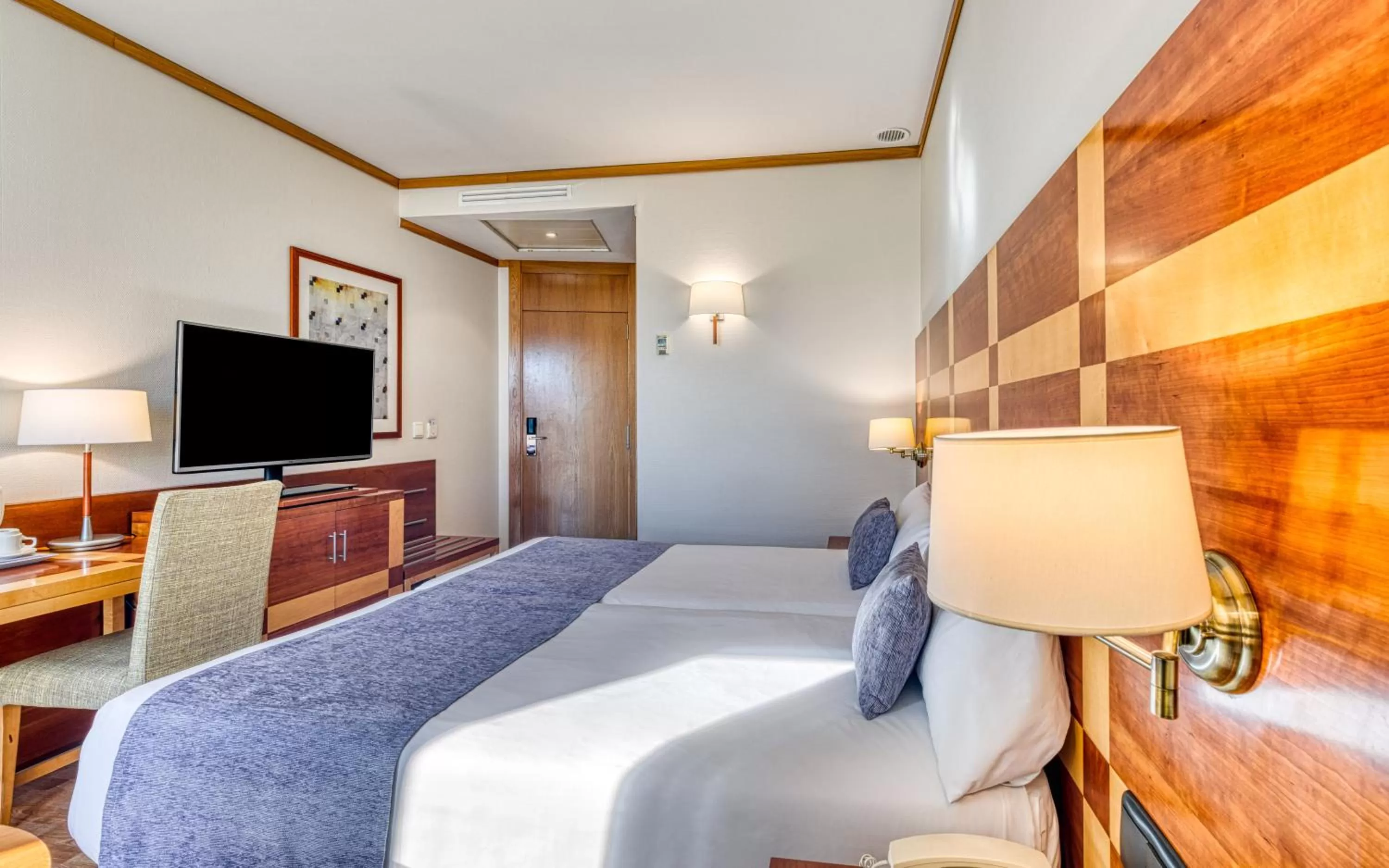 Photo of the whole room, Bed in Senator Parque Central