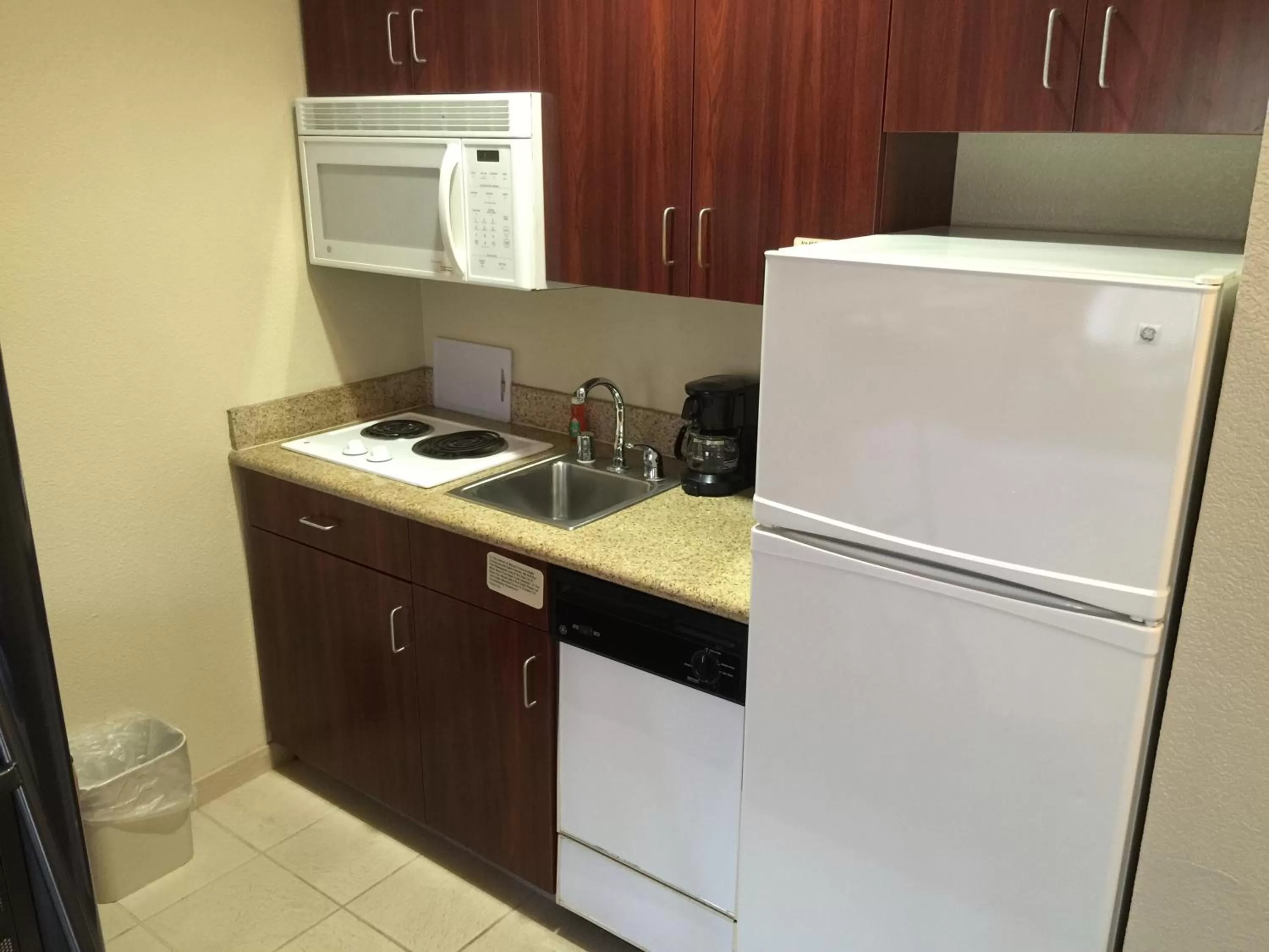 Kitchen or kitchenette in Hawthorn Suites by Wyndham Rancho Cordova/Folsom