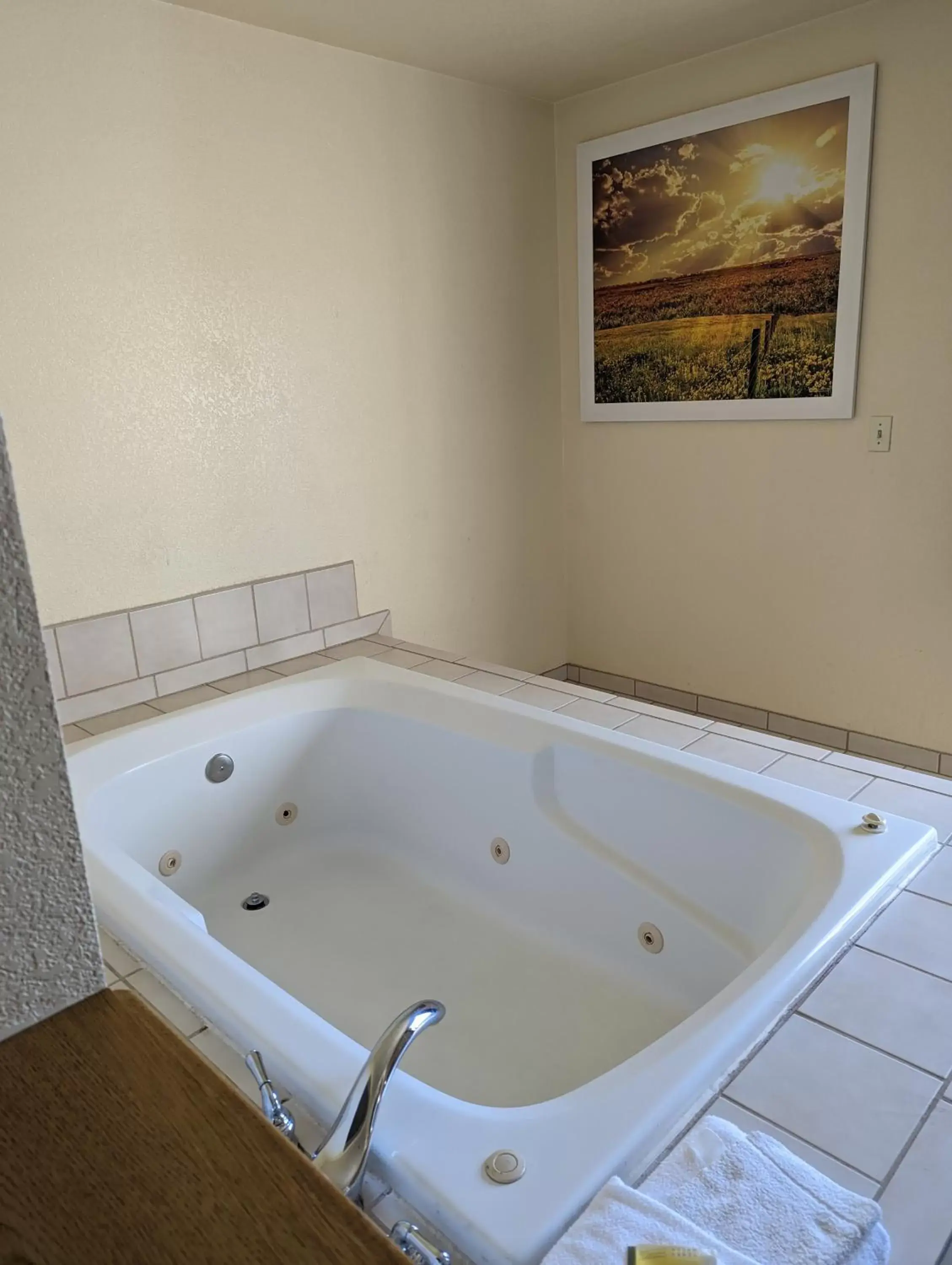 Bath, Bathroom in Days Inn & Suites by Wyndham Castle Rock