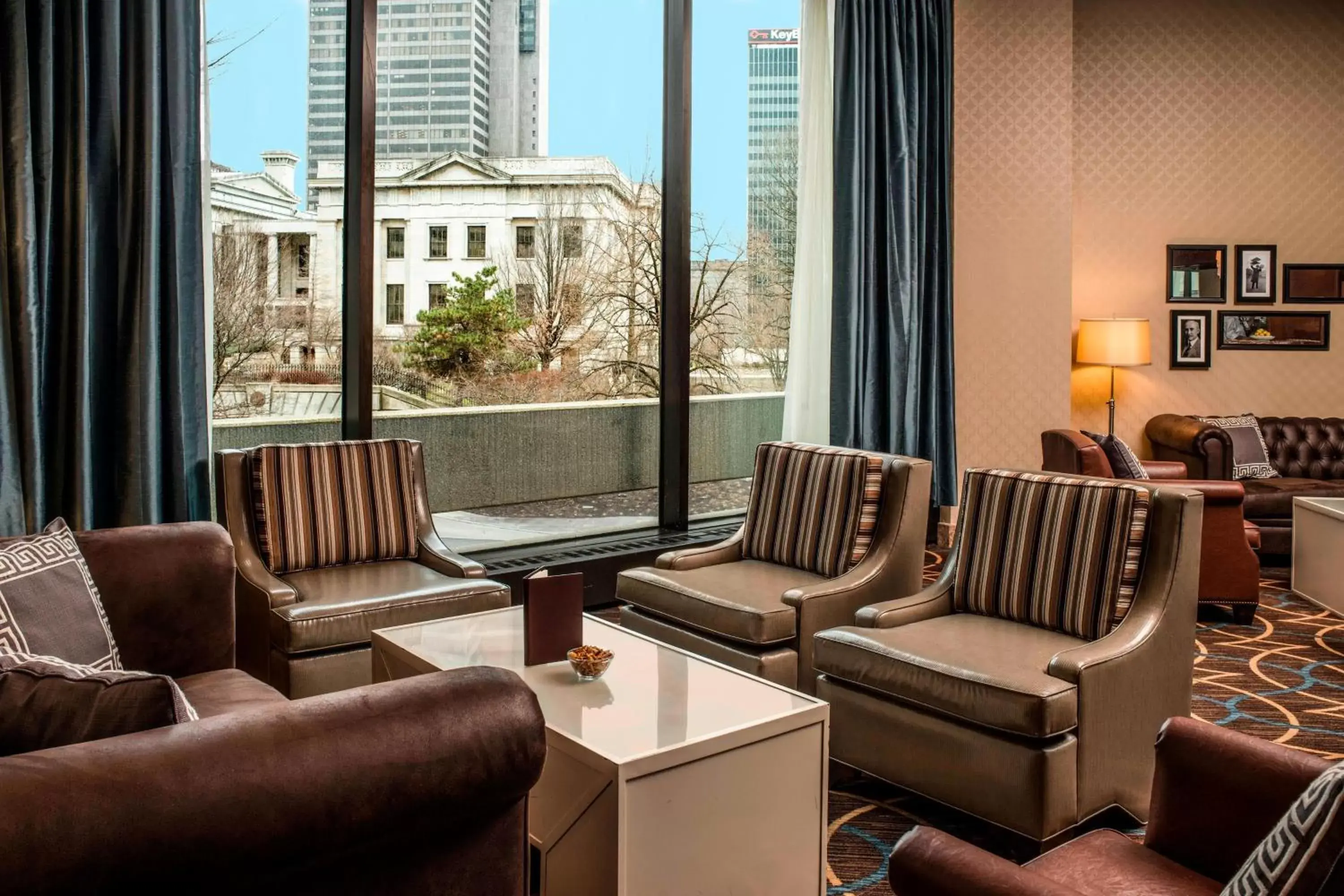 Lounge or bar, Seating Area in Sheraton Columbus Hotel at Capitol Square