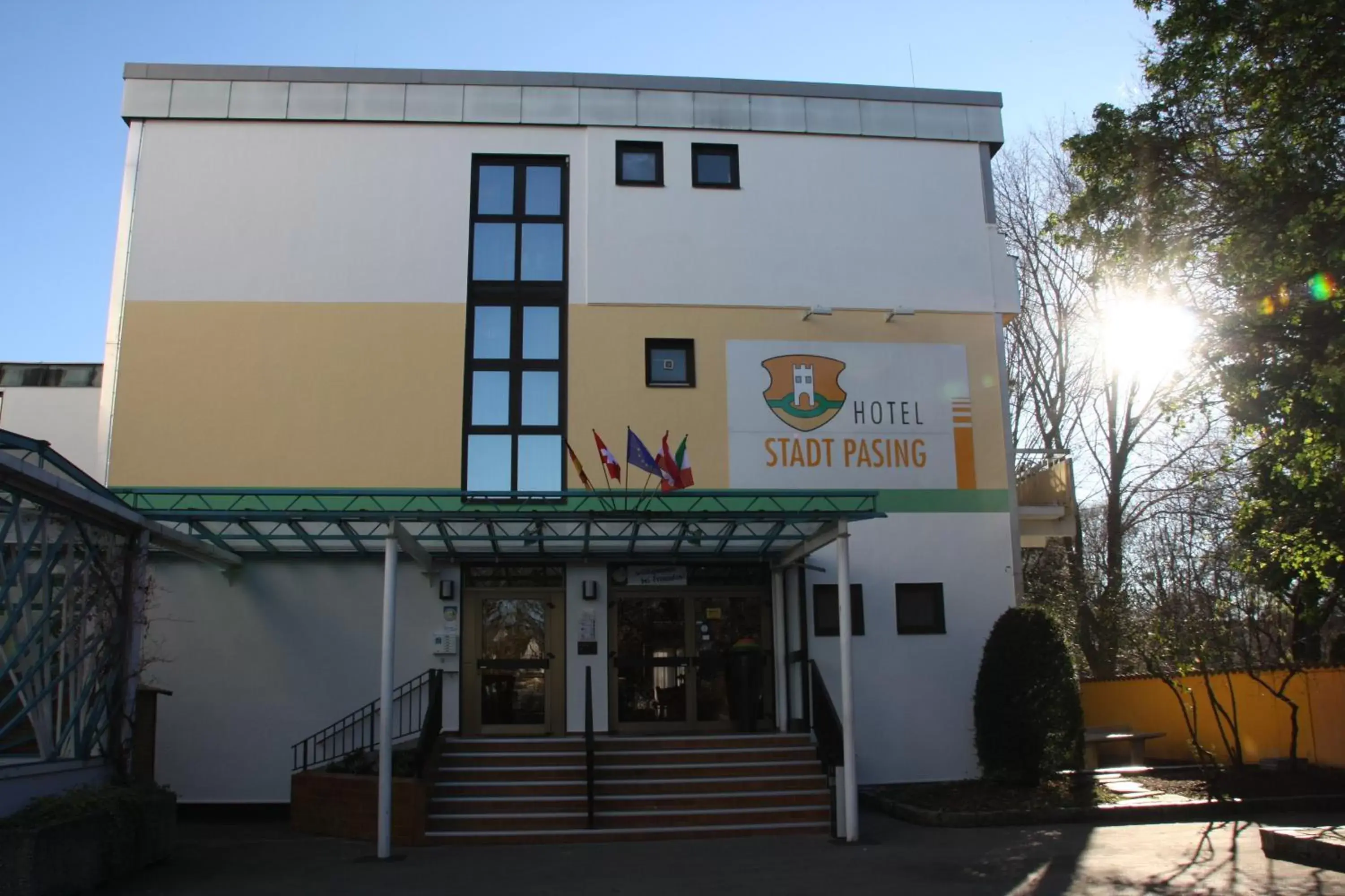 Facade/entrance, Property Building in Hotel Stadt Pasing