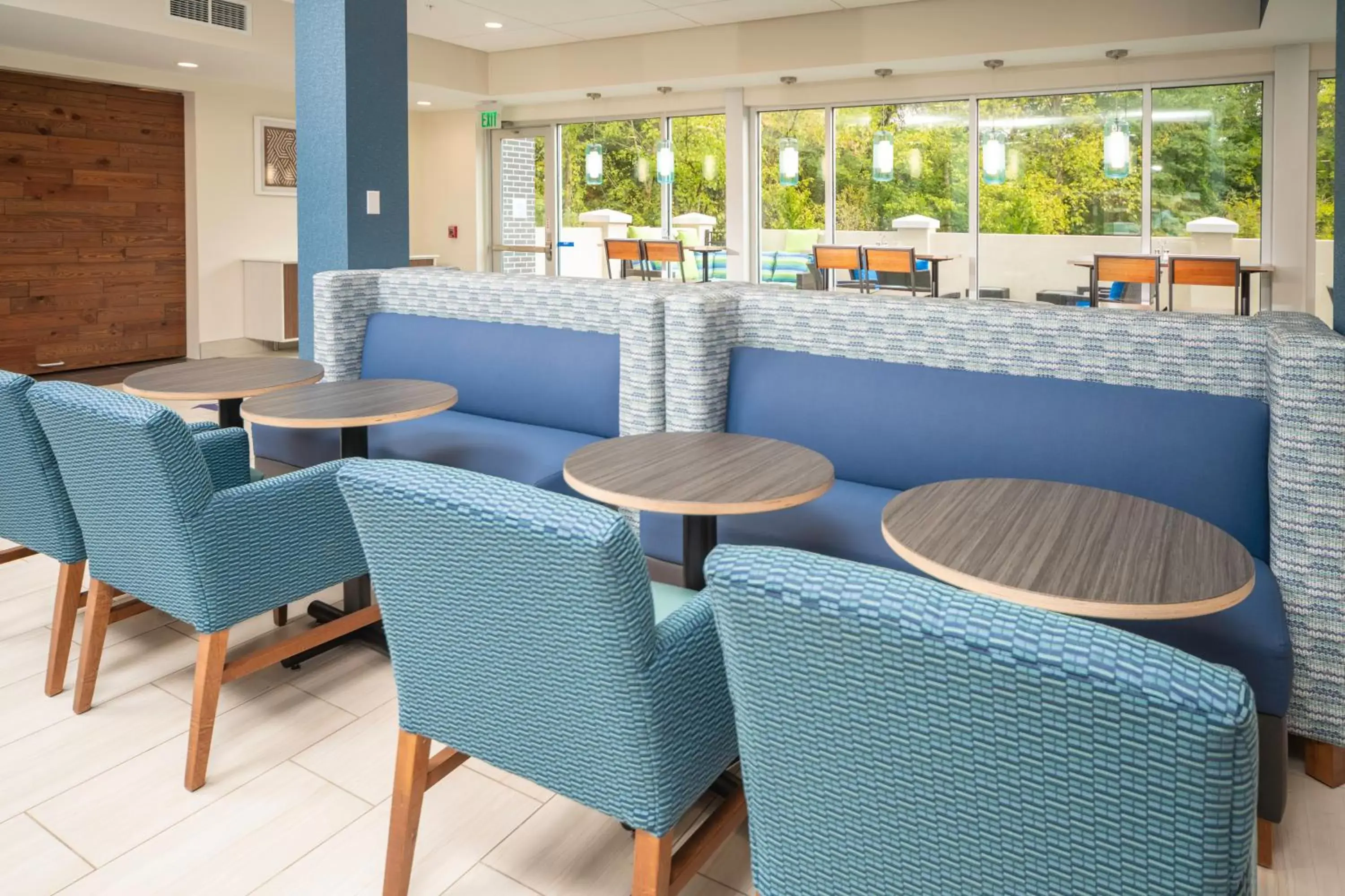 Communal lounge/ TV room, Lounge/Bar in Holiday Inn Express & Suites - Rock Hill, an IHG Hotel