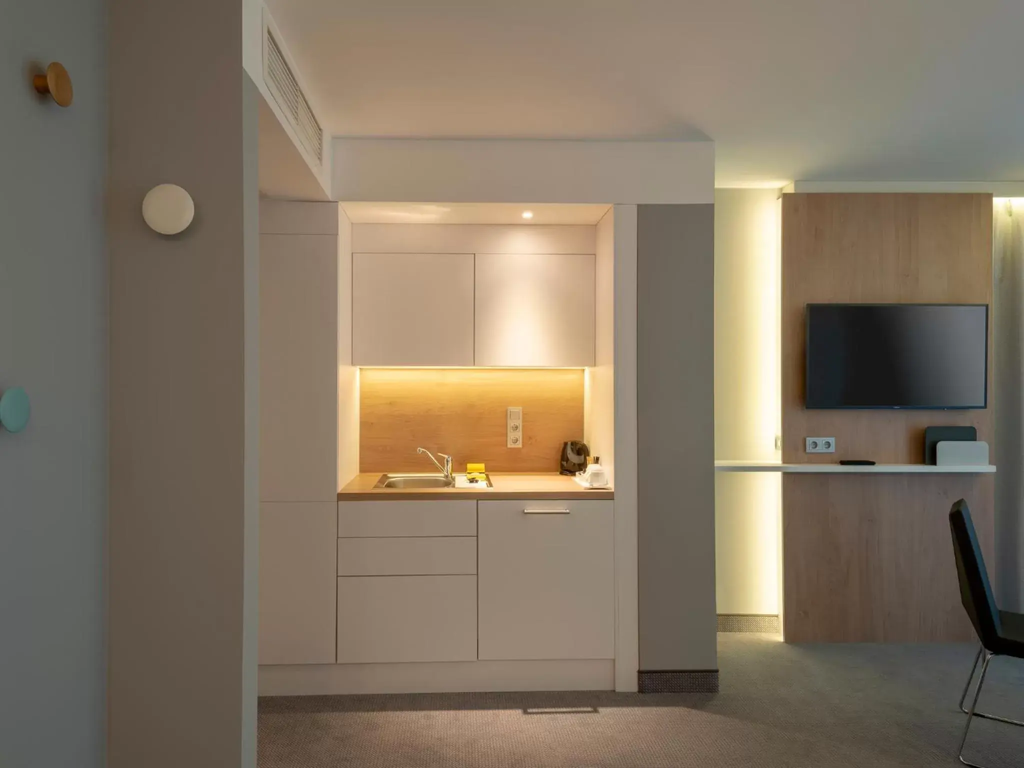 TV and multimedia, Kitchen/Kitchenette in Holiday Inn Express - Offenbach, an IHG Hotel