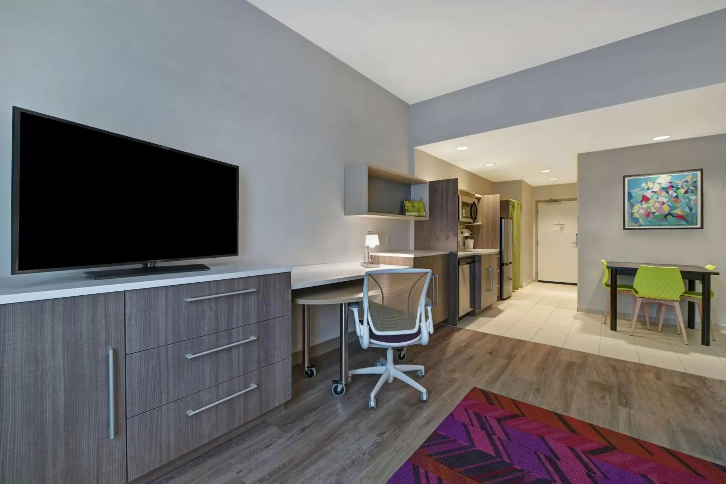 Bedroom, TV/Entertainment Center in Home2 Suites By Hilton West Palm Beach Airport