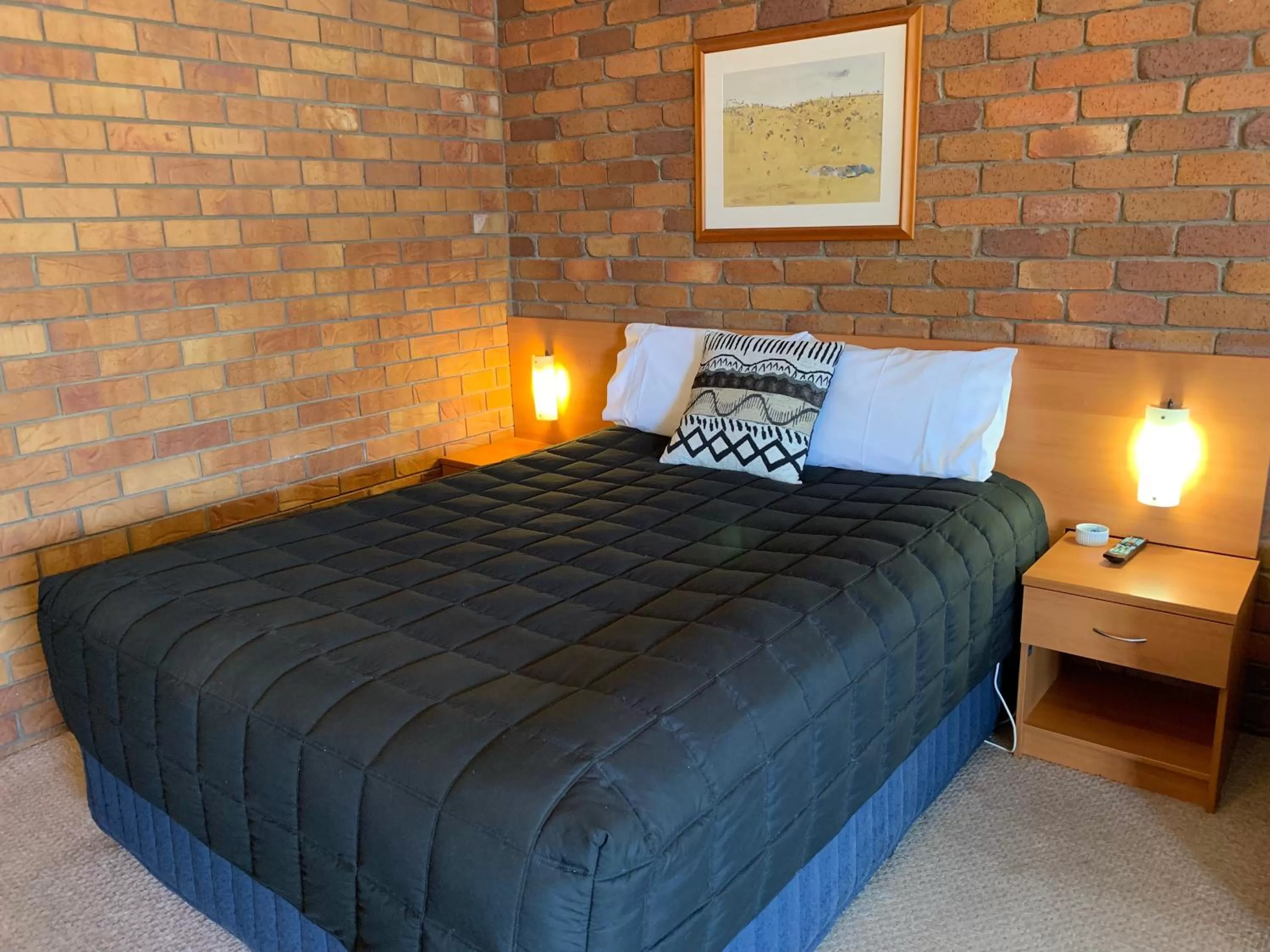 Bed in Peter Allen Motor Inn