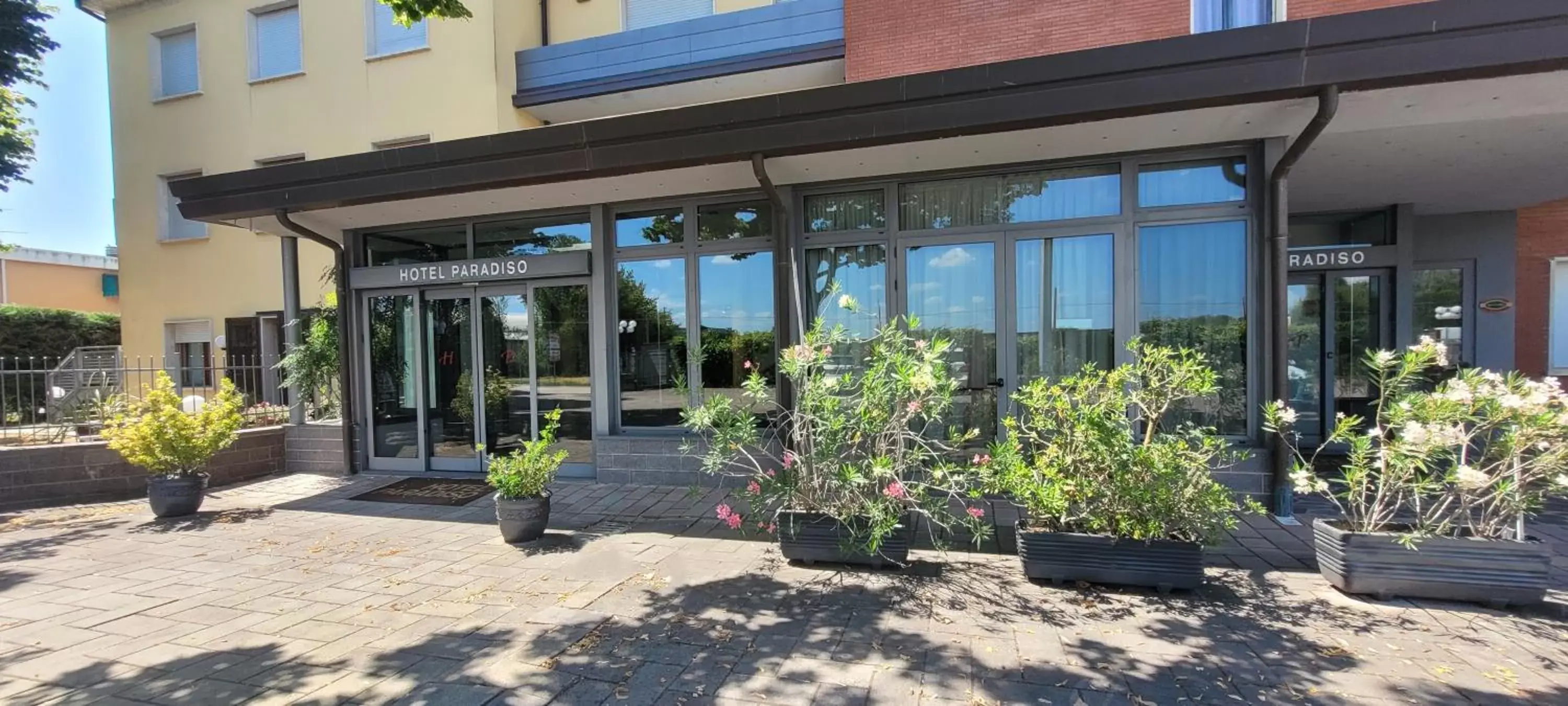 Facade/entrance, Property Building in HOTEL PARADISO