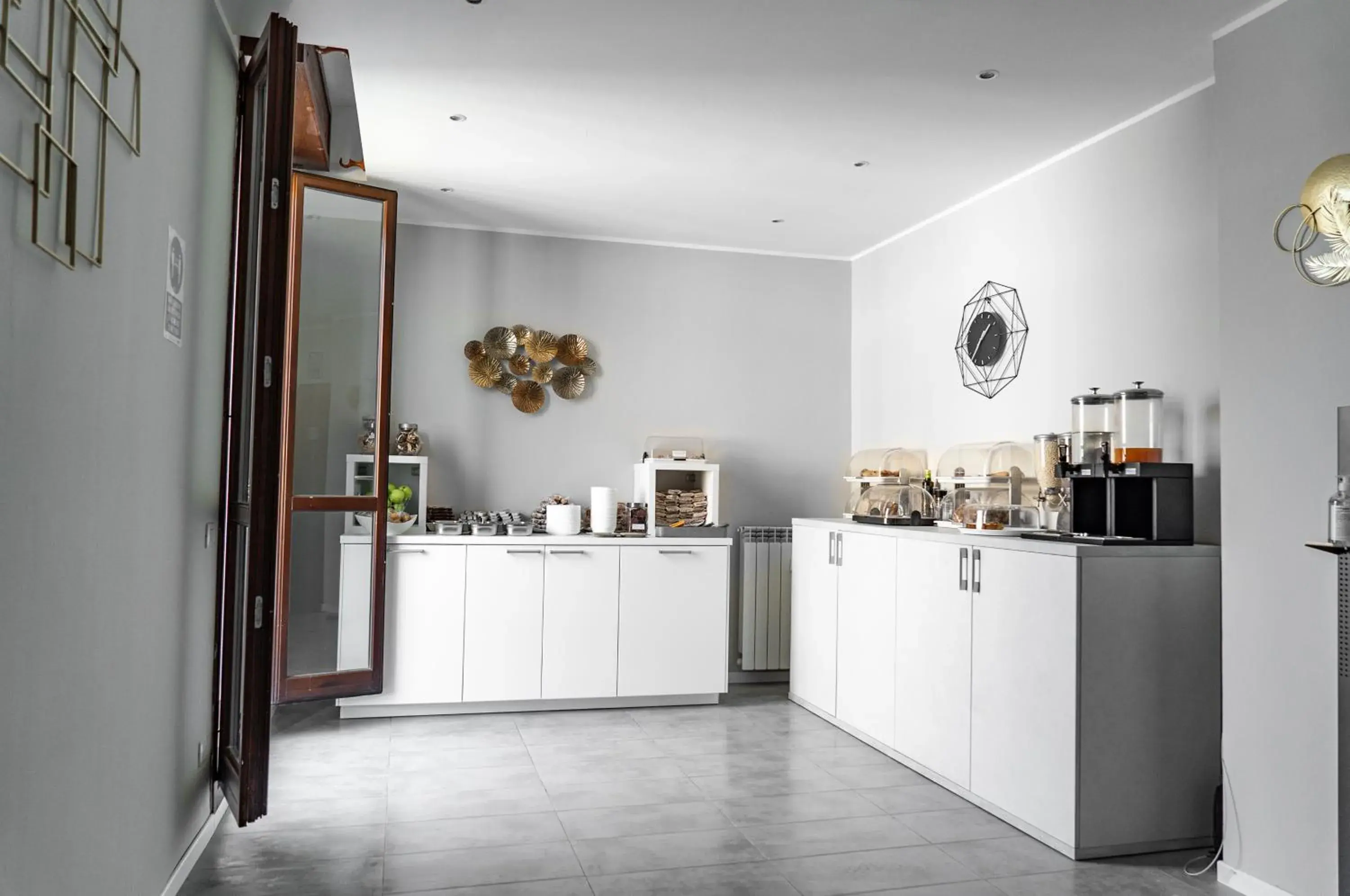 Breakfast, Kitchen/Kitchenette in Golden Milano Hotel