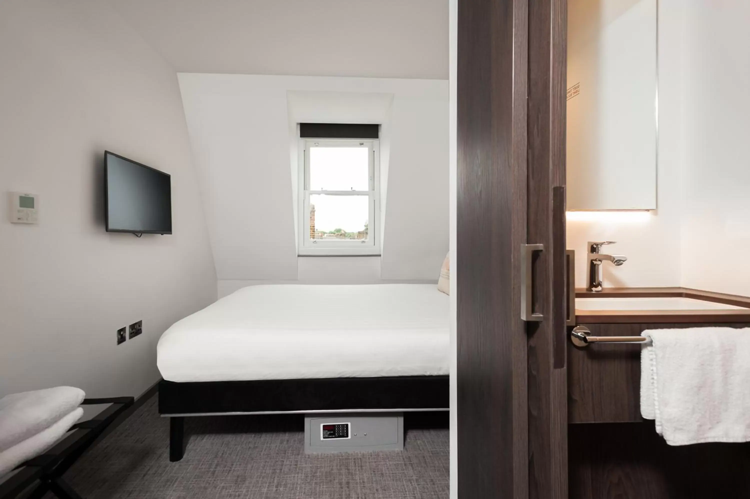 Bedroom, Bed in Heeton Concept Hotel – Luma Hammersmith