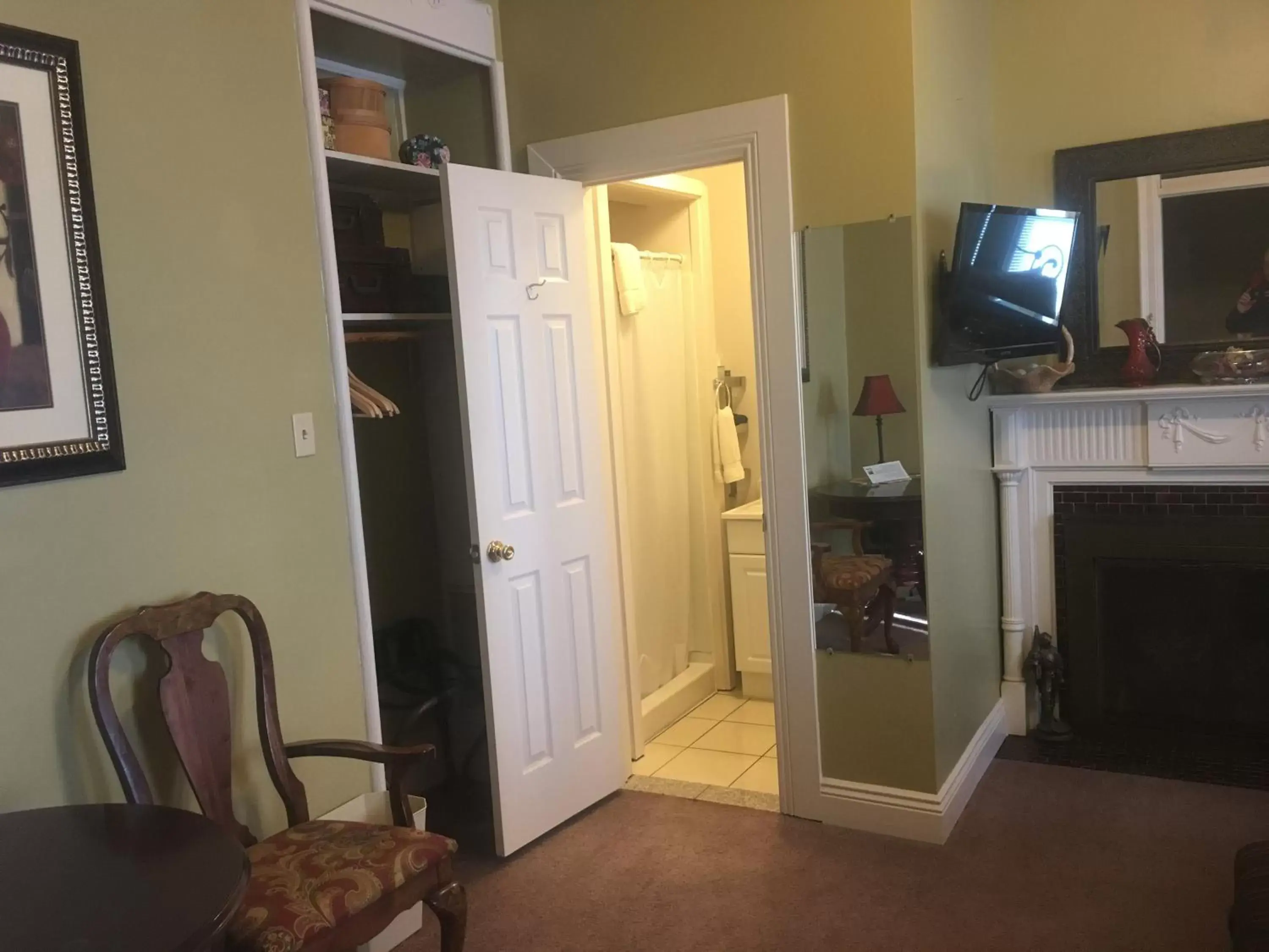 Bathroom, TV/Entertainment Center in Bayberry House Bed and Breakfast