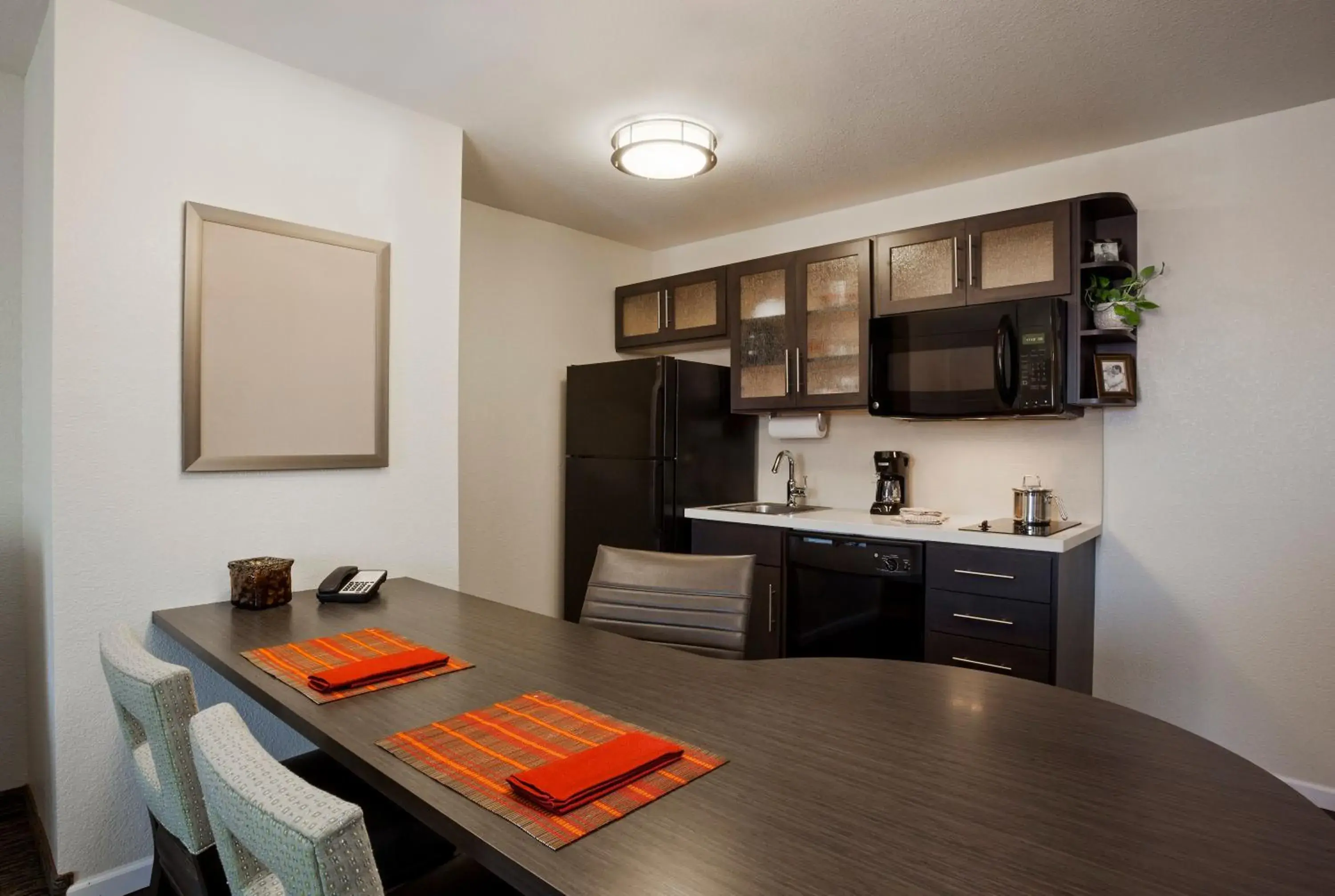 Photo of the whole room, Kitchen/Kitchenette in Candlewood Suites Kenedy, an IHG Hotel