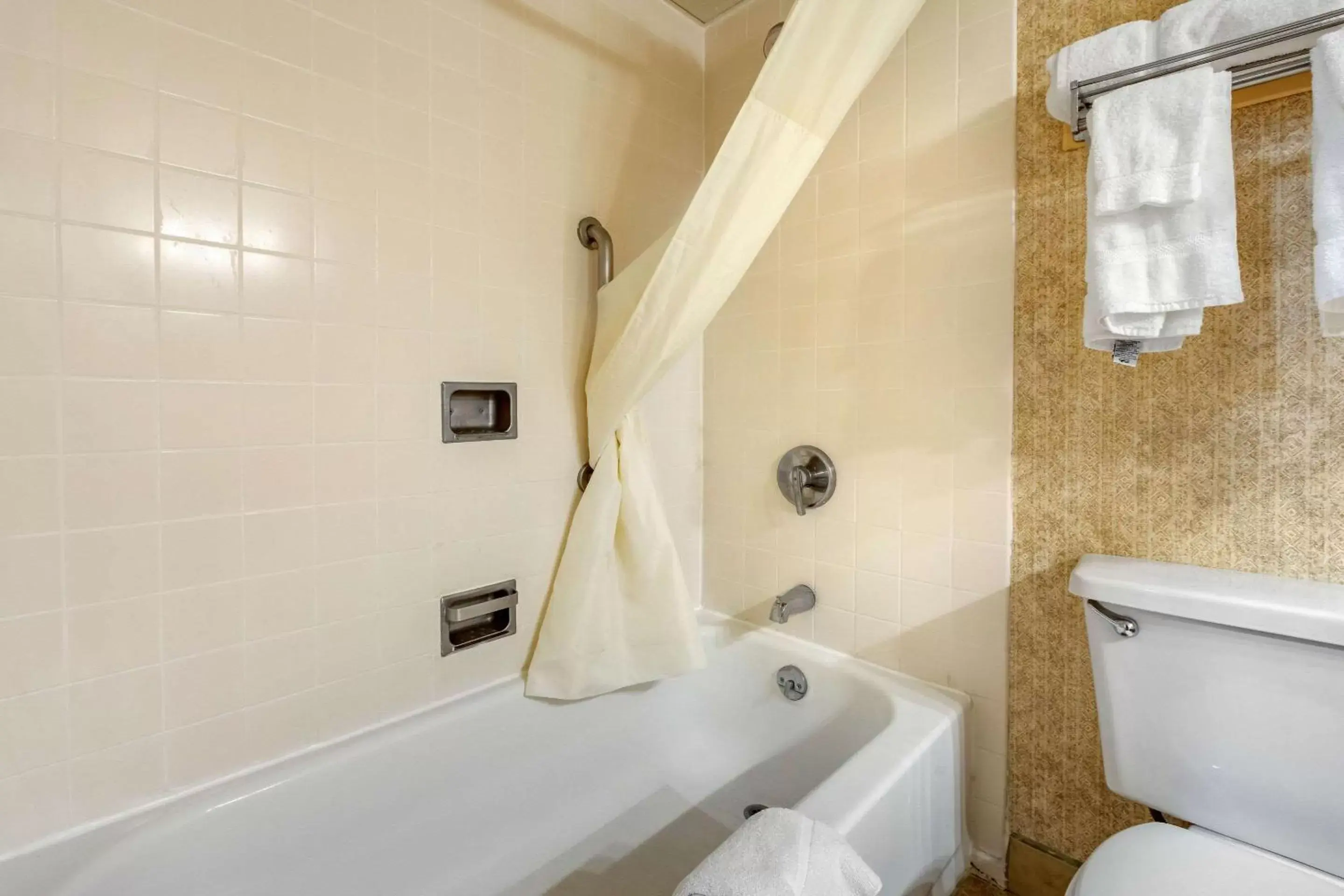 Photo of the whole room, Bathroom in Clarion Hotel Conference Center on Lake Erie